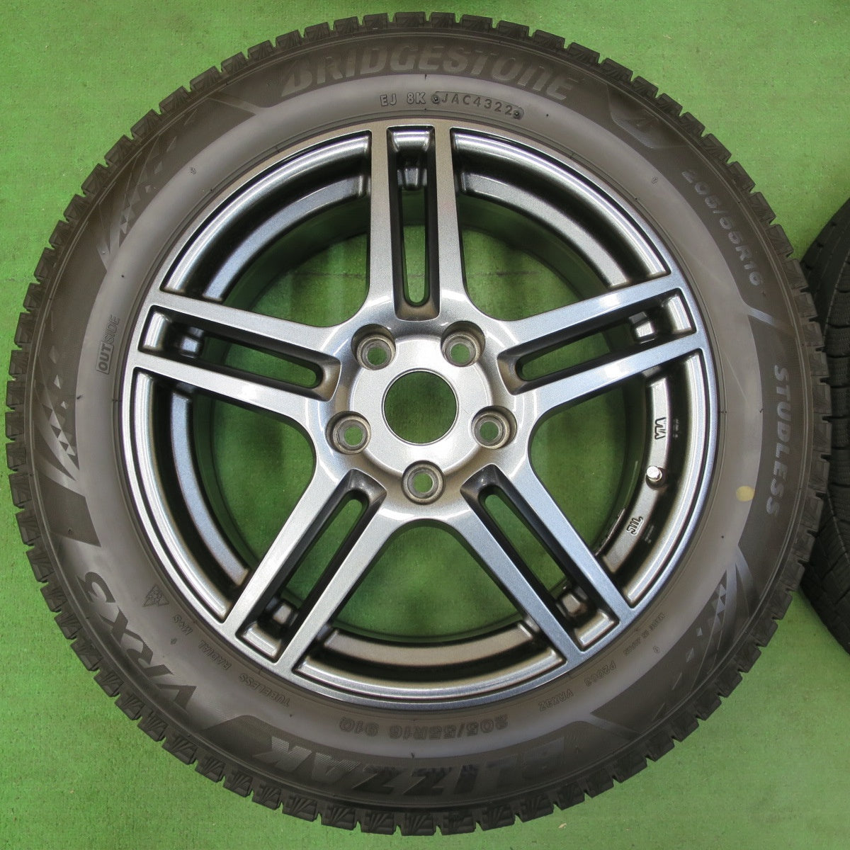 [送料無料] バリ溝！22年！8.5分★ワーゲン 等 阿部商会 205/55R16 スタッドレス ブリヂストン ブリザック VRX3 16インチ PCD112/5H★4113008イス