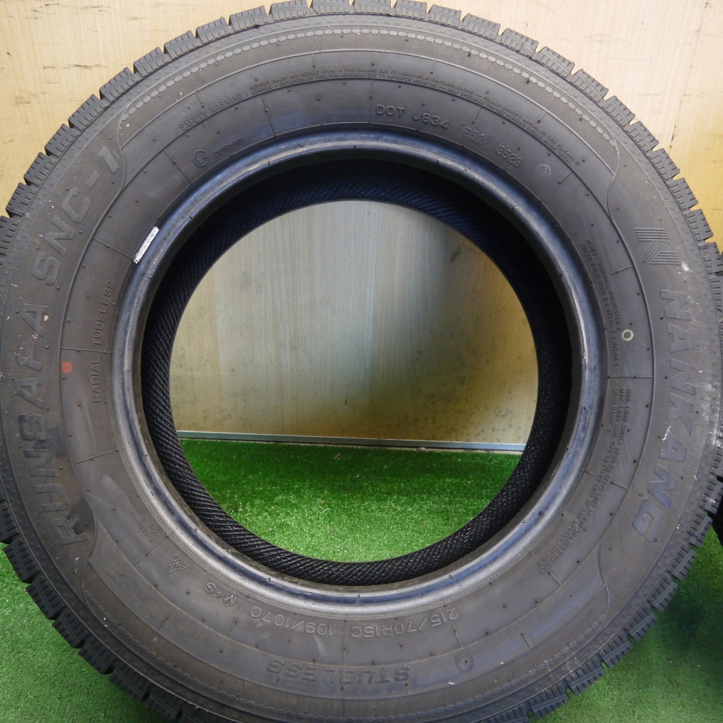 バリ溝！23年！9.5分以上★215/70R15 C 109/107Q ナンカン RUNSAFA SNC-1 タイヤ 15インチ ハイエース キャラバン 等★6070305Hスタ
