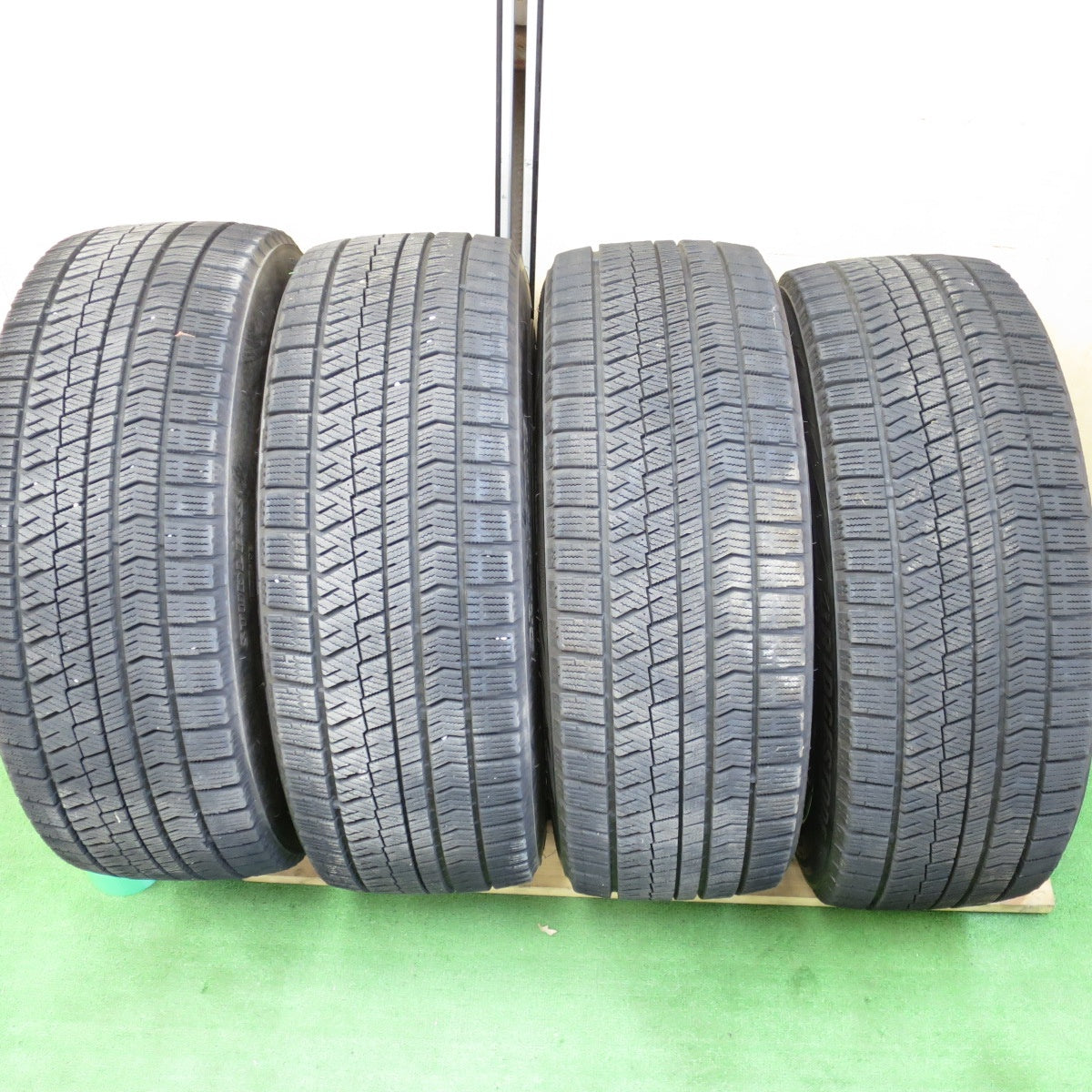 *送料無料* センサー付！バリ溝！綺麗！9.5分★レクサス ES300h バージョンL 純正 235/45R18 スタッドレス ブリヂストン ブリザック VRX2 PCD114.3/5H★4042202KMス