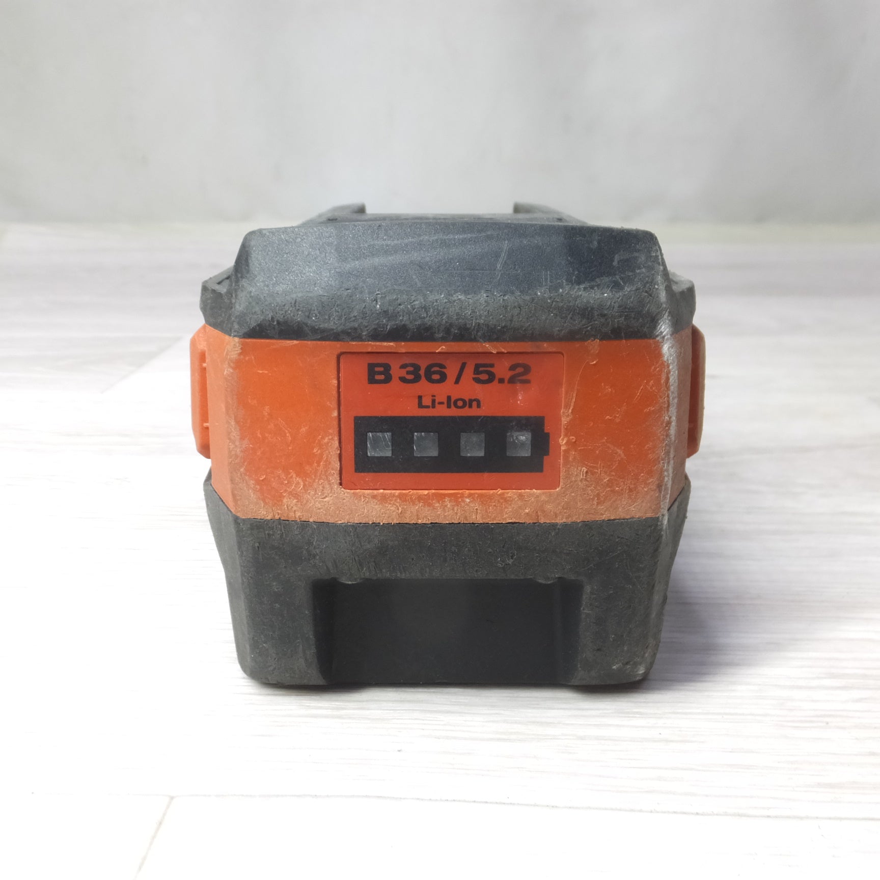 ヒルティ HILTI B36/5.2 リチウムイオンバッテリー 36V【市川行徳店】【店頭取引限定】【中古】管理番号：ITLNPPPZ5ZOO ☆ヒルティ(HILTI) リチウムイオンバッテリー B36/5.2 36V/5.2Ah【柏店