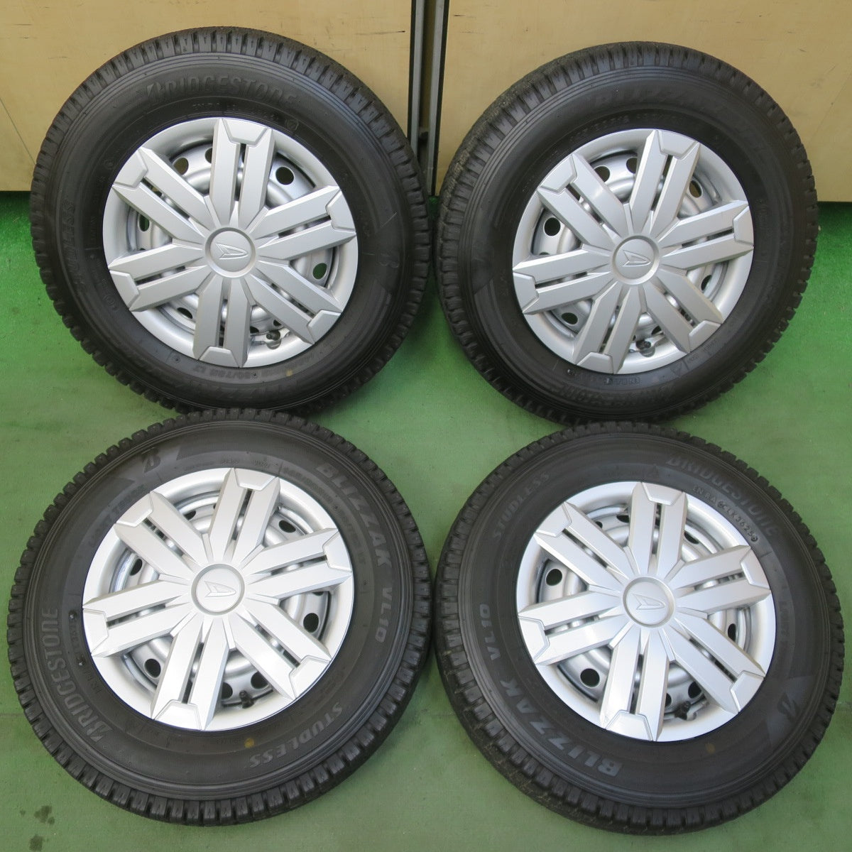 バリ溝！25年！キレイ！9.5分★ダイハツ アトレー ハイゼットカーゴ 等 純正 スチール 145/80R12 80/78N スタッドレス ブリヂストン ブリザック VL10 12インチ PCD100/4H★6050805イス