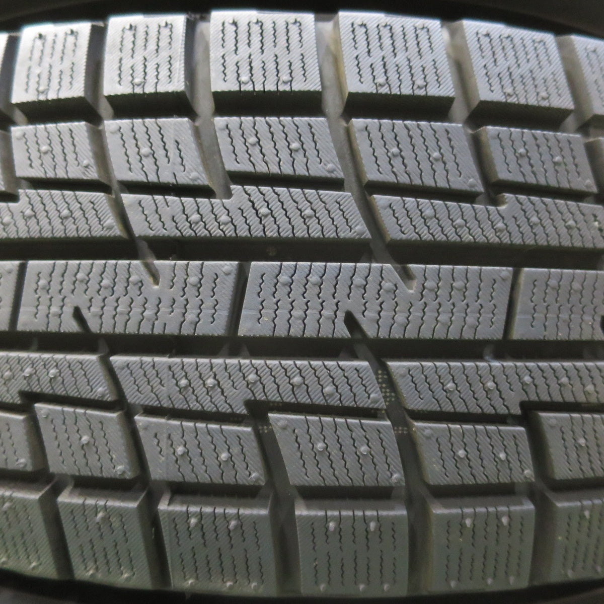 バリ溝！23年！キレイ！ほぼ10分★スタッドレス 185/70R14 プラクティバ アイス BP02 ヨコハマ製 SCHNEIDER MiD シュナイダー 14インチ PCD100/4H★5092009イス