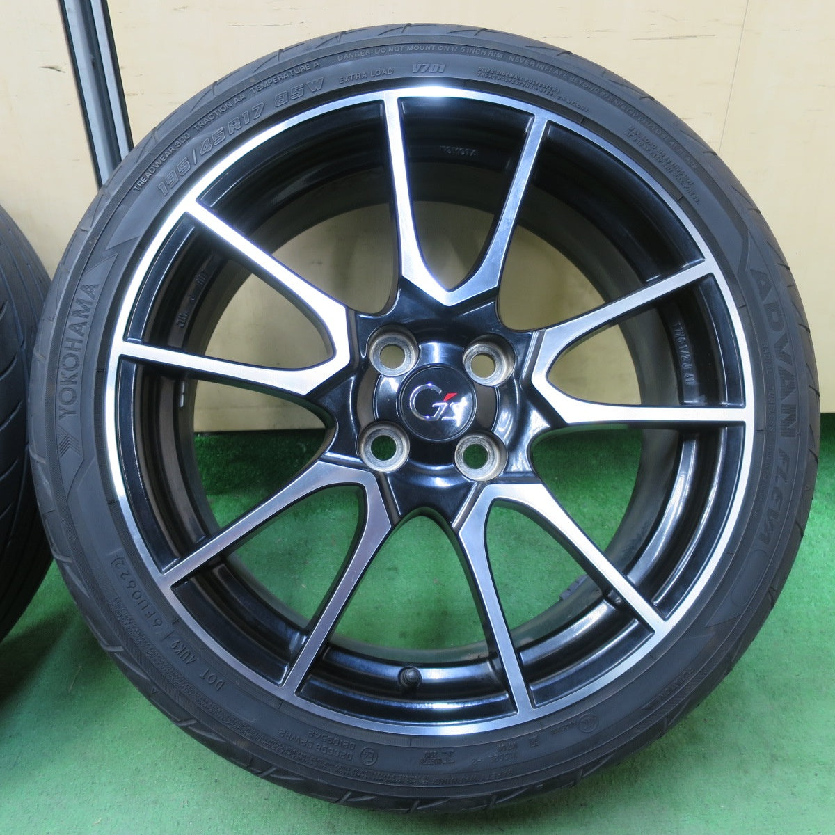 バリ溝！22年！9.5分★トヨタ NHP10 アクア G's 純正 195/45R17 ヨコハマ アドバン FLEVA V701 17インチ PCD100/4H★5051208イノ