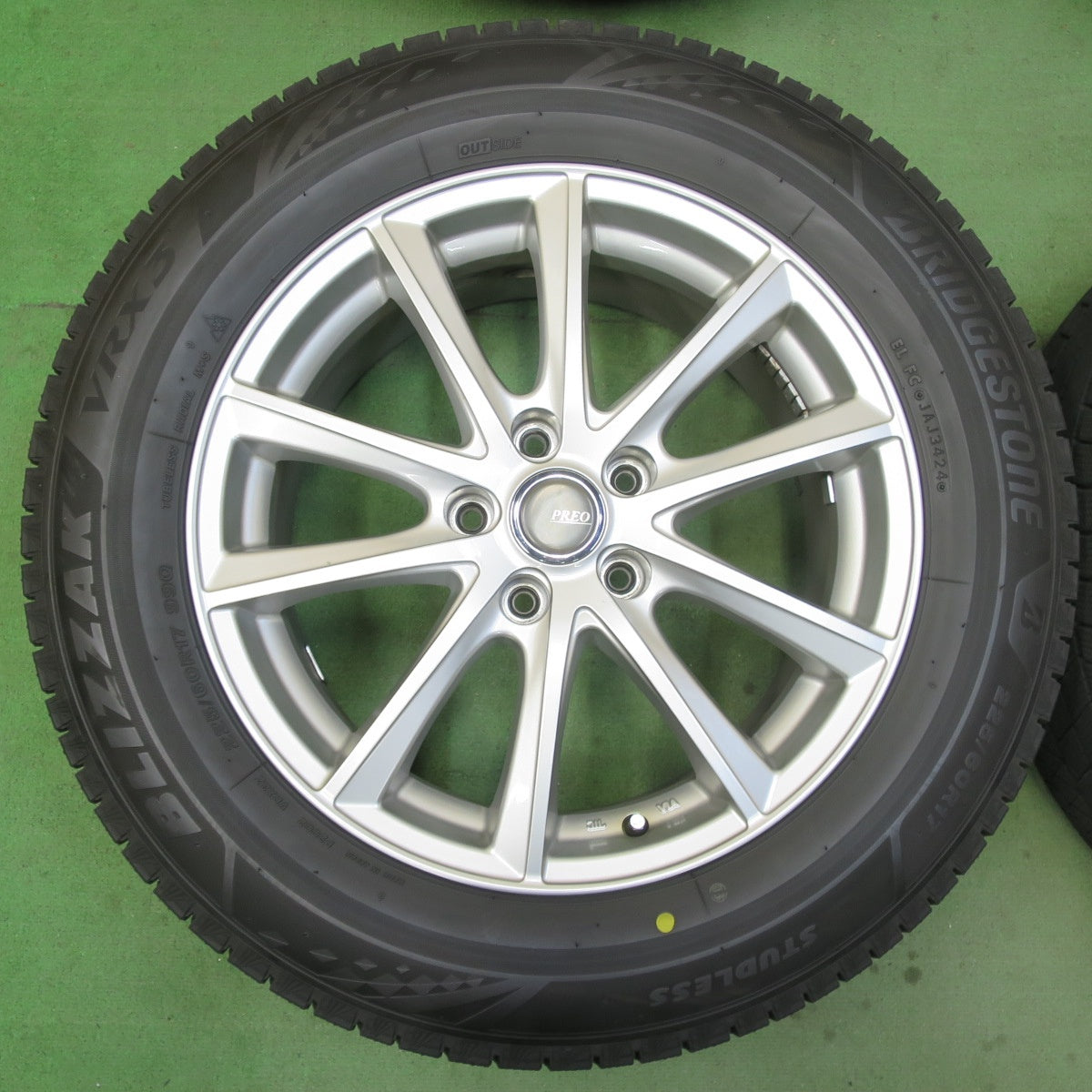 バリ溝！24年！キレイ！ほぼ10分★スタッドレス 225/60R17 ブリヂストン ブリザック VRX3 PREO プレオ 17インチ PCD114.3/5H★5082108イス