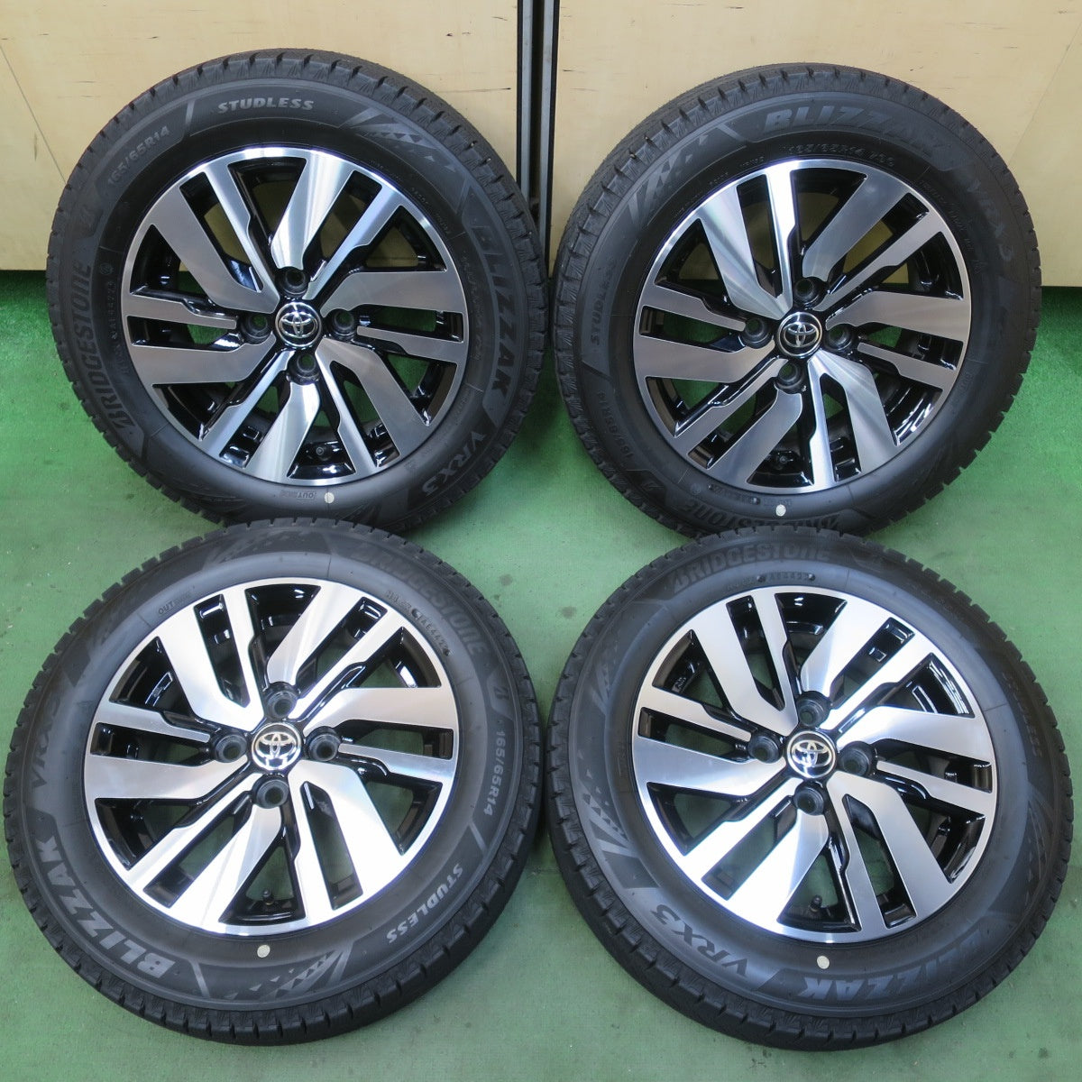 バリ溝！22年！キレイ！ほぼ10分★トヨタ タンク ルーミー 純正 165/65R14 スタッドレス ブリヂストン ブリザック VRX3 14インチ PCD100/4H★6012806イス
