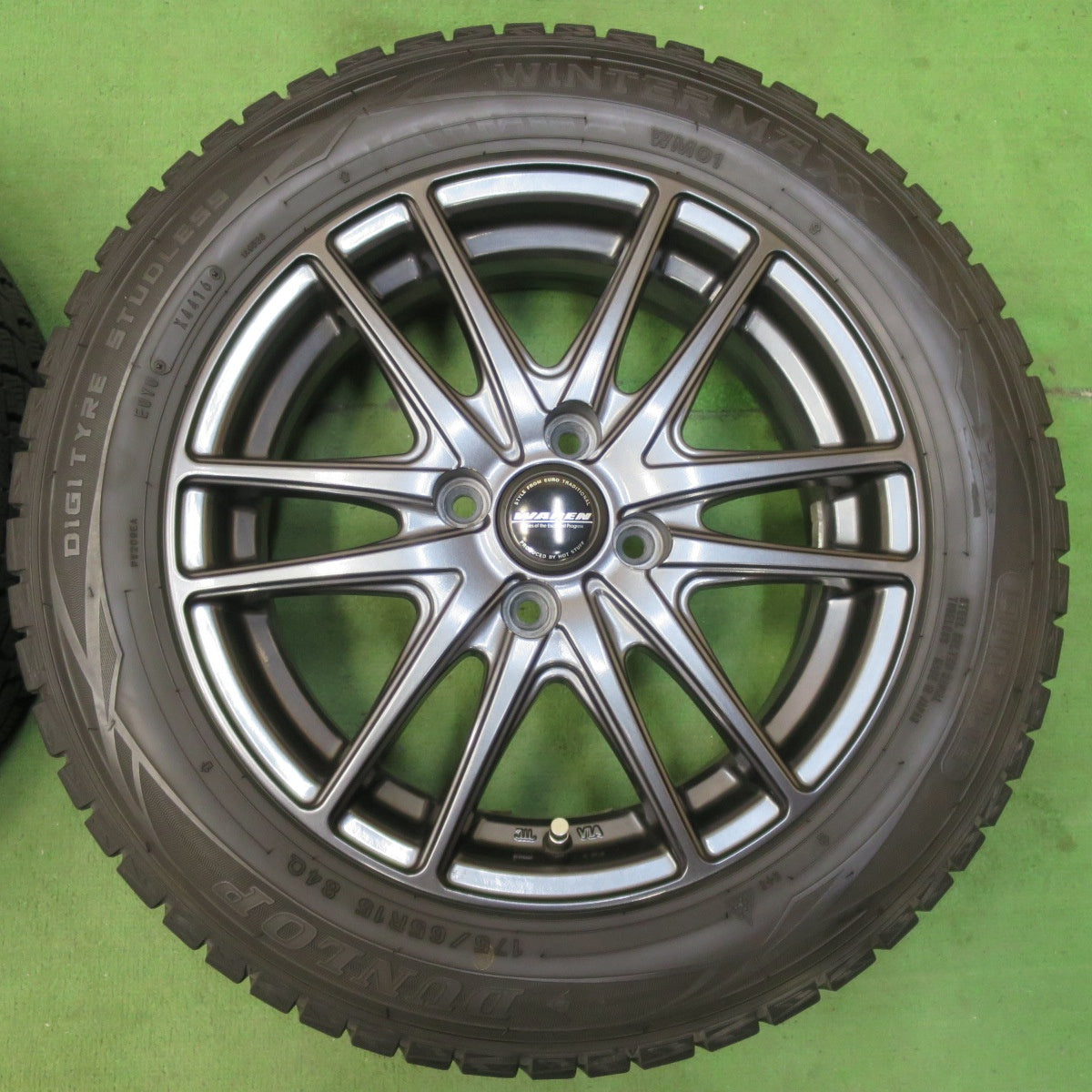 [送料無料] バリ溝！キレイ！9.5分★スタッドレス 175/65R15 ダンロップ ウインターマックス WM01 WAREN ヴァーレン 15インチ PCD100/4H★5032801イス