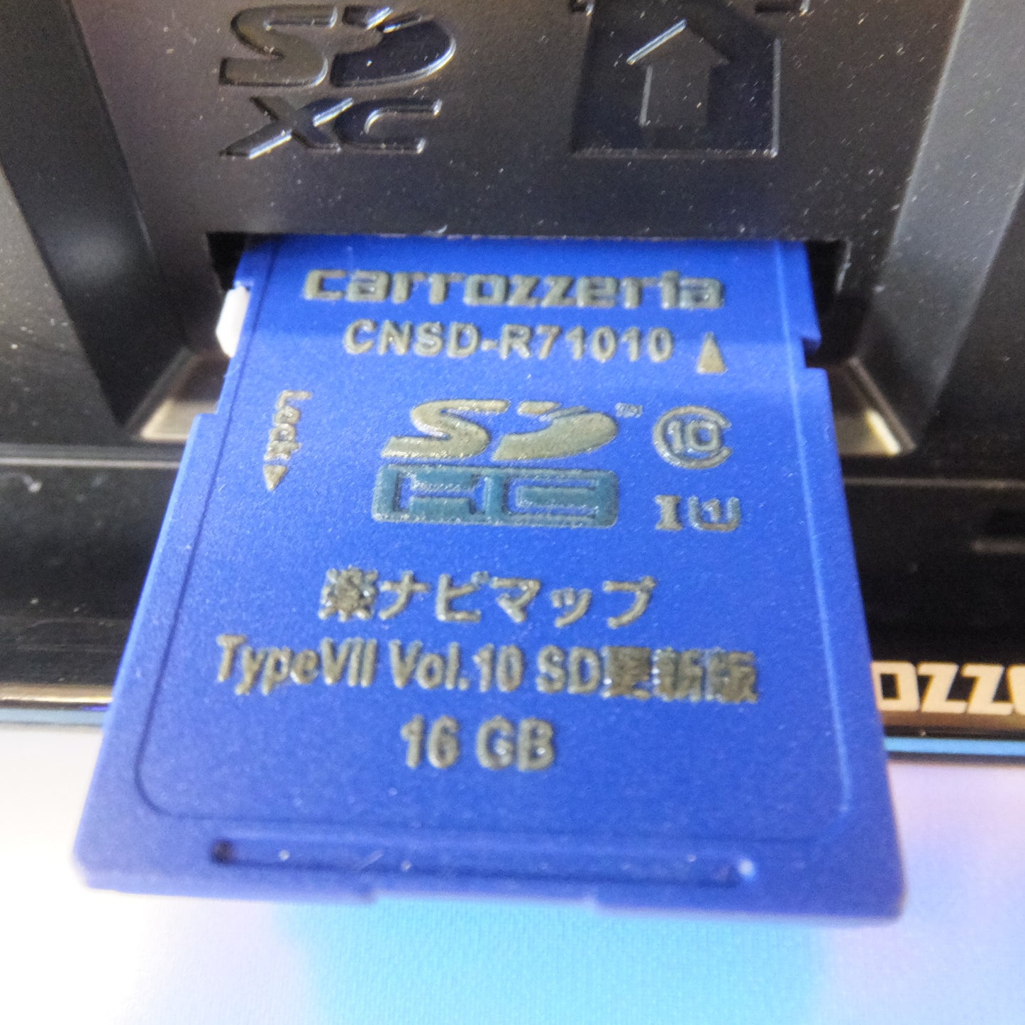 ★カロッツェリア carrozzeria AV一体型メモリーナビゲーション 楽ナビ AVIC-RW33　地図データ 2023年 第2.0.0版★ [送料無料]