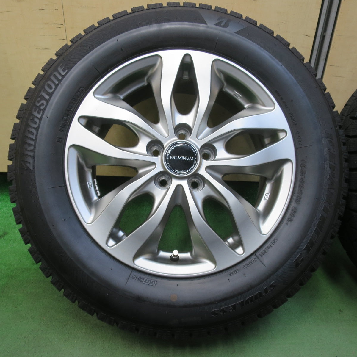 バリ溝！23年！キレイ！9.5分以上★プリウス 等 195/65R15 スタッドレス ブリヂストン アイスパートナー2 BALMINUM バルミナ 15インチ PCD100/5H★5112705イス