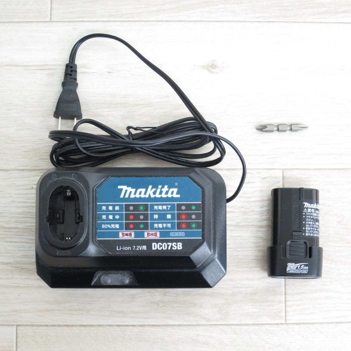 [送料無料] バッテリー2個付！キレイ◇マキタ 充電式 ペン インパクトドライバ TD022DSHX 電動 工具 makita 充電器 DC07SB◇
