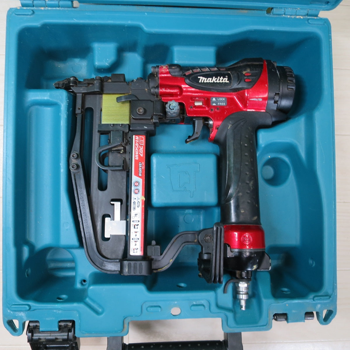 [送料無料] ☆マキタ 高圧 フロア タッカ エアダスタ付 フロア用 ステープル 4MA線 AT450HA ケース付き エア 工具☆