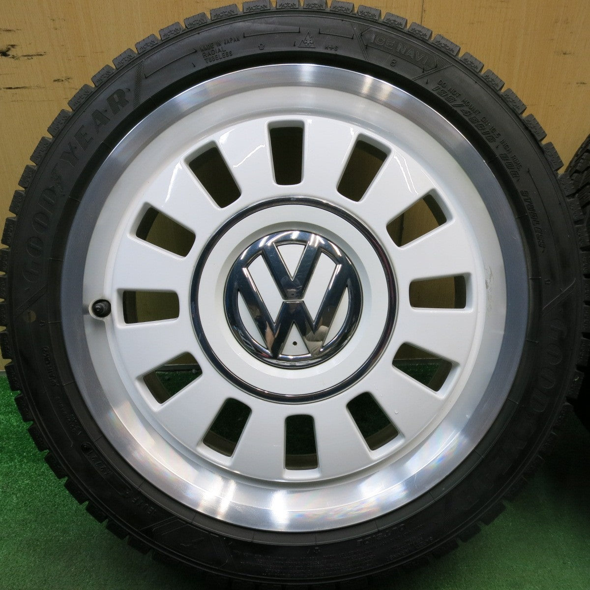 キレイ！21年★ワーゲン UP! 純正 195/45R16 スタッドレス グッドイヤー アイスナビ8 16インチ アップ PCD100/4H★5062811HAス