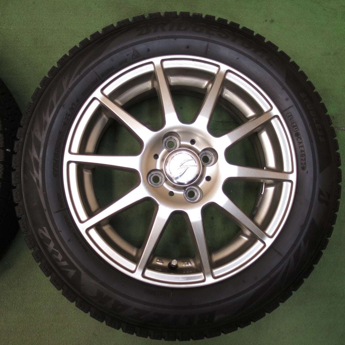 バリ溝！22年！8.5分★スタッドレス 175/65R15 ブリヂストン ブリザック VRX2 STRANGER ストレンジャー 15インチ PCD100/4H★5102409イス