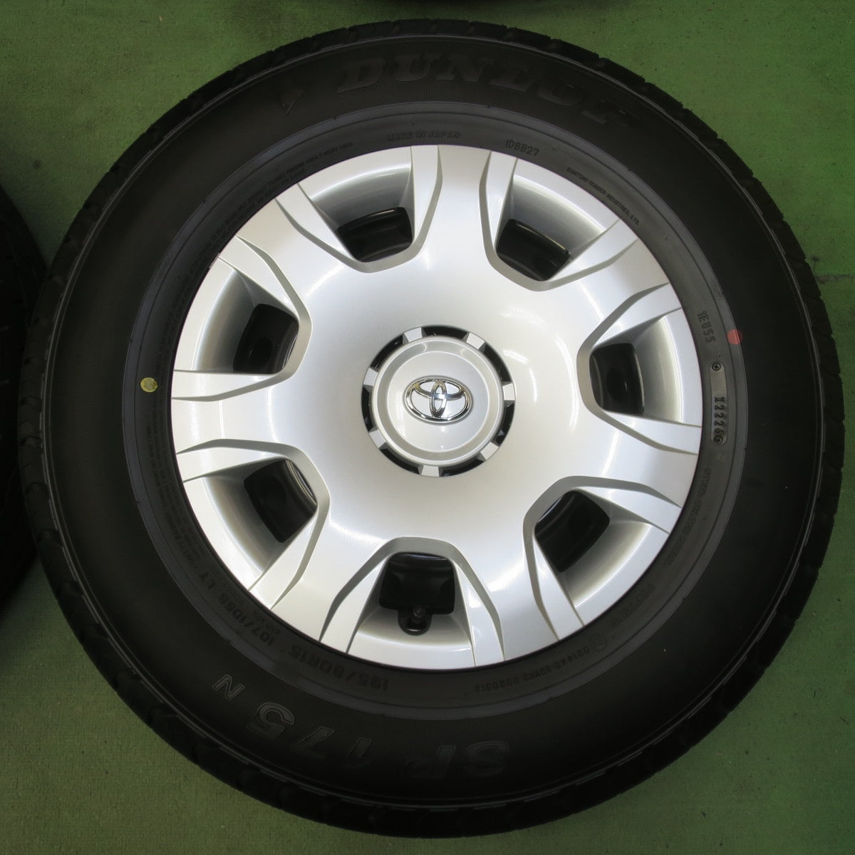新車外し！26年◎トヨタ 200系 ハイエース 純正 スチール 195/80R15 107/105S ダンロップ SP175N 15インチ PCD139.7/6H◎6081001イノ