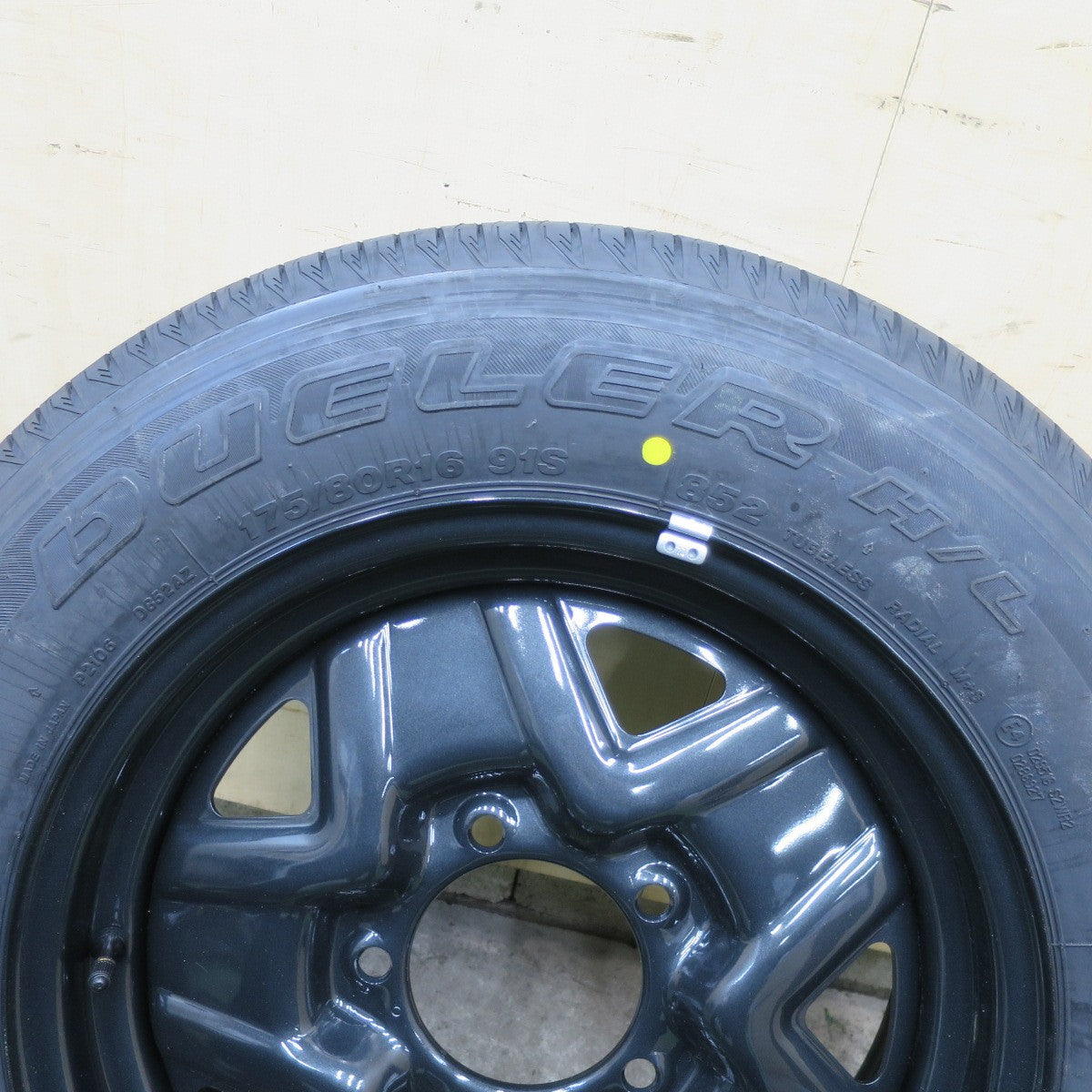 新車外し！23年！1本★スズキ JB64W ジムニー 純正 スチール 175/80R16 ブリヂストン デューラー H/L 852 DUELER 16インチ スペア PCD139.7/5H★6010507ナノ