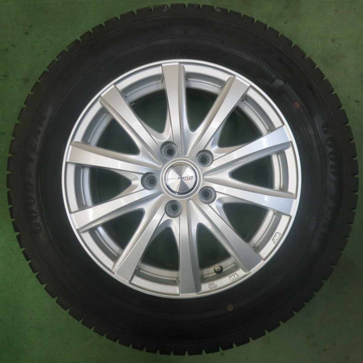 バリ溝！23年！キレイ！9.5分★スタッドレス 205/65R16 グッドイヤー アイスナビ8 ravrion RS01 ラブリオン 16インチ PCD114.3/5H★6012601SKス