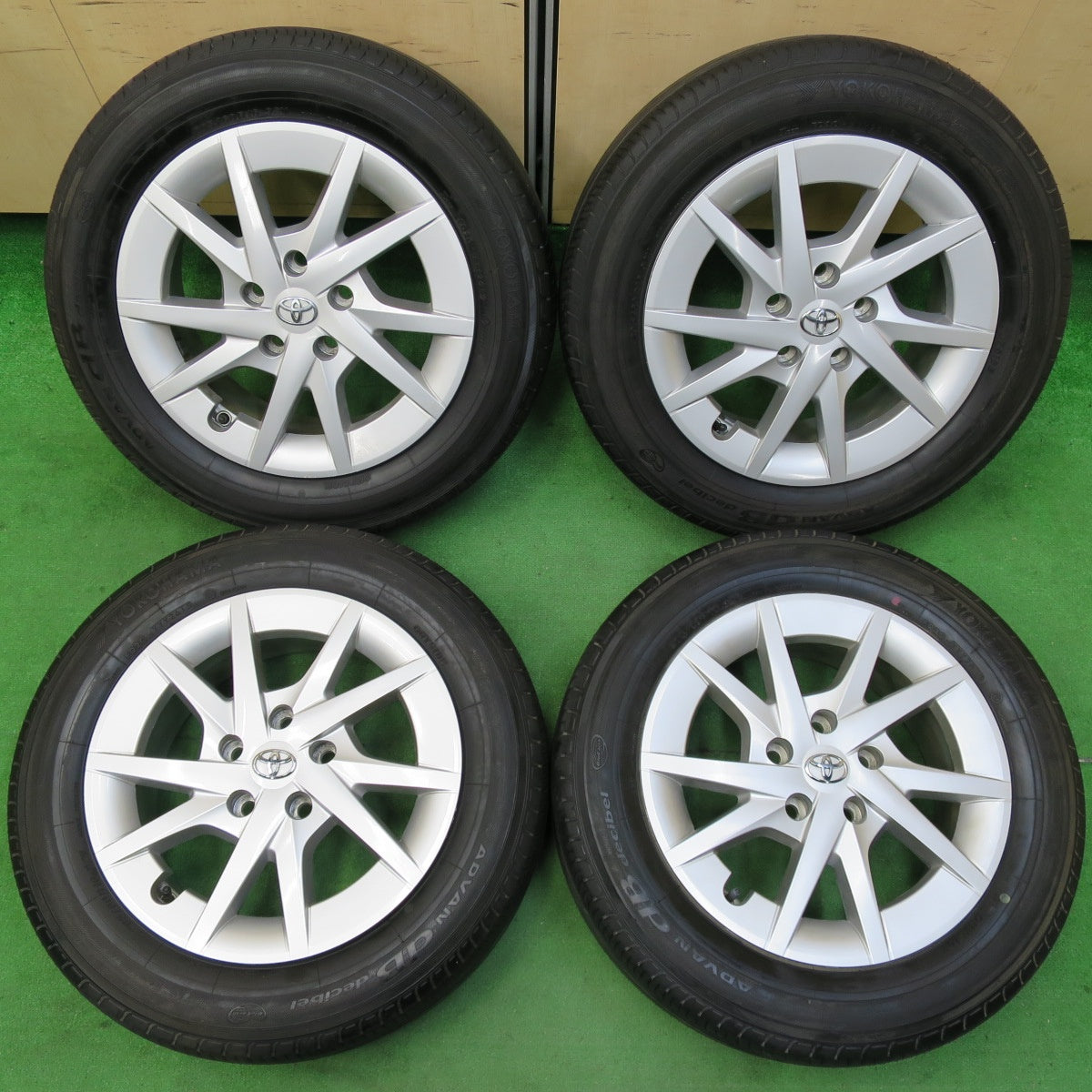 *送料無料* バリ溝！ほぼ10分★トヨタ プリウスα 純正 205/60R16 ヨコハマ アドバン dB デシベル 16インチ PCD114.3/5H★4061201イノ
