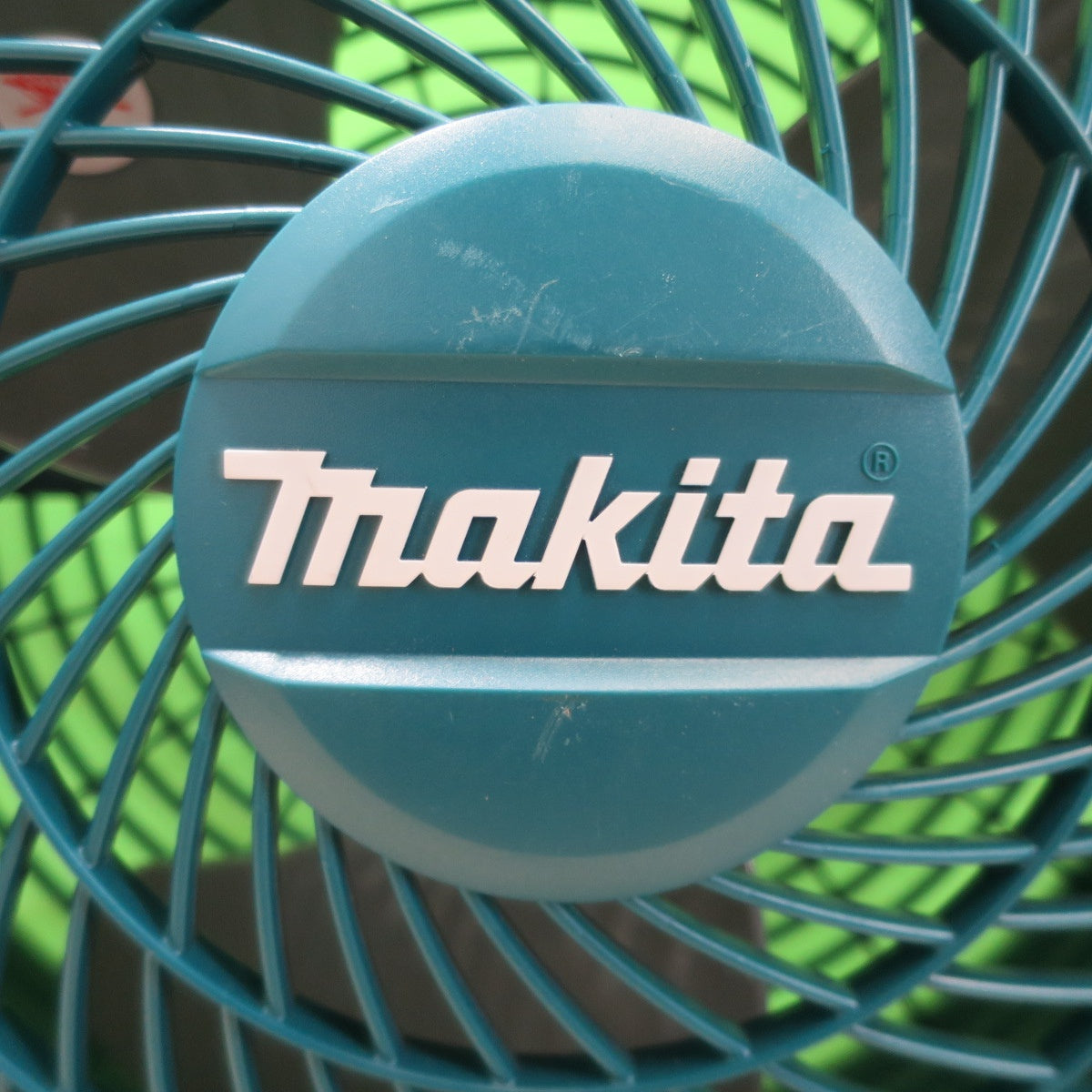 [送料無料] ☆マキタ 充電式 ファン CF001G 首振り 機能 付き 扇風機 40V max makita 本体のみ☆