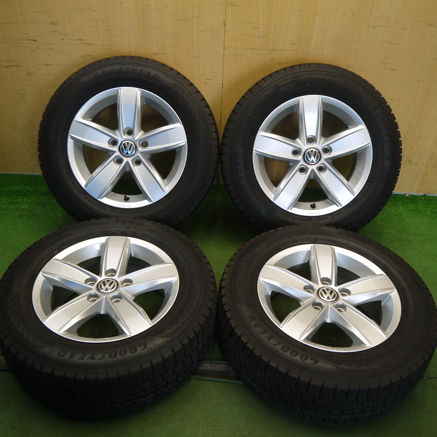 バリ溝！24年！キレイ！9.5分◎ワーゲン コルヴァーラ ゴルフ 等 純正 195/65R15 スタッドレス グッドイヤー アイスナビ8 15インチ コルバラ PCD112/5H◎6080402Hス