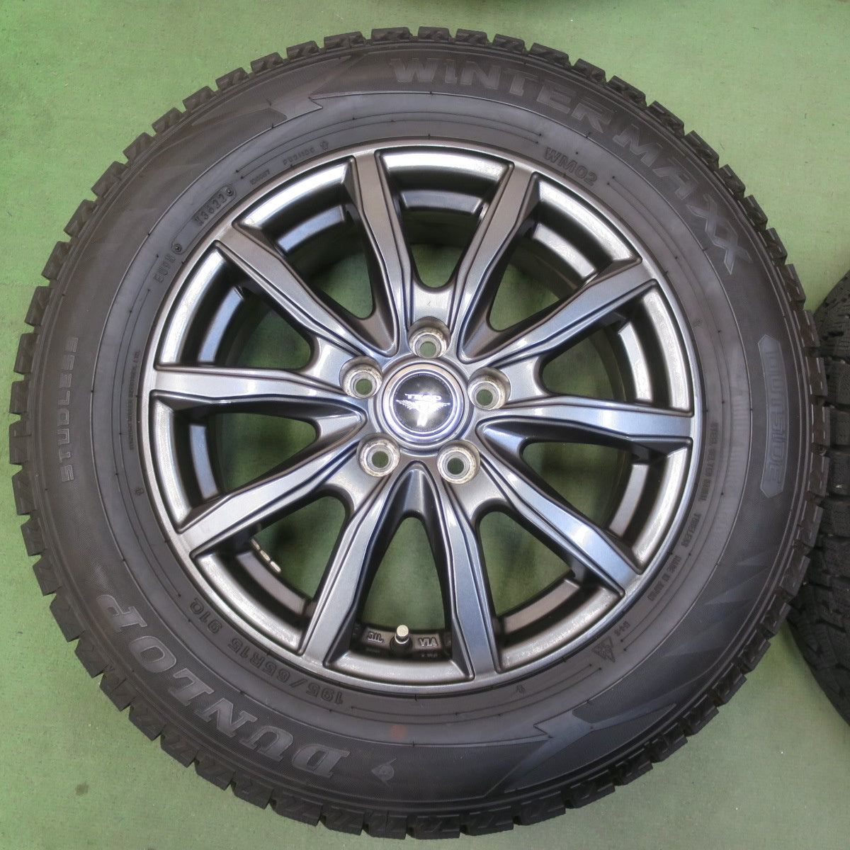 バリ溝！22年！9.5分◎プリウス 等 195/65R15 スタッドレス ダンロップ ウインターマックス WM02 TEAD テッド 15インチ PCD100/5H◎6081217イス