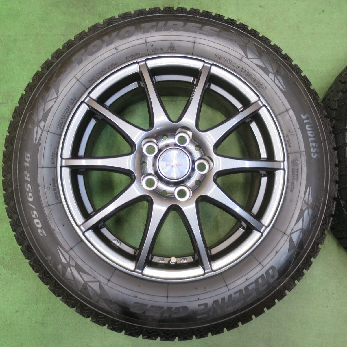 ほぼ未使用！22年！キレイ★スタッドレス 205/65R16 トーヨー オブザーブ GIZ2 VELVA CHARGE ヴェルヴァ 16インチ PCD114.3/5H★5122003イス