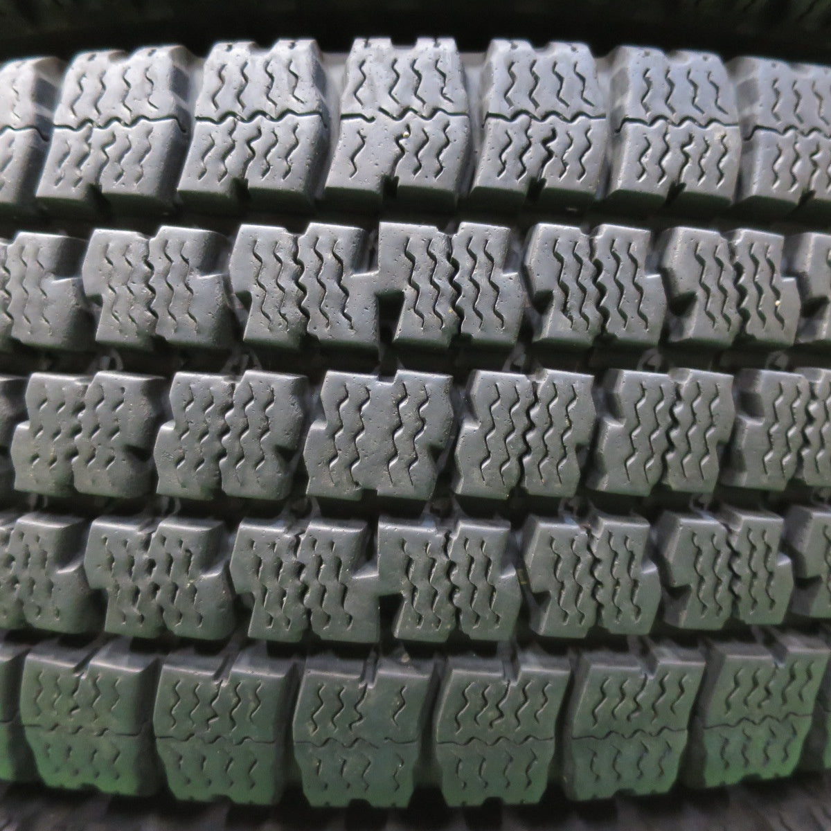 *送料無料* バリ溝！23年！9分★トラック タイヤ 195/85R16 114/112N スタッドレス トーヨー デルベックス M935 16インチ★4090308イスタ