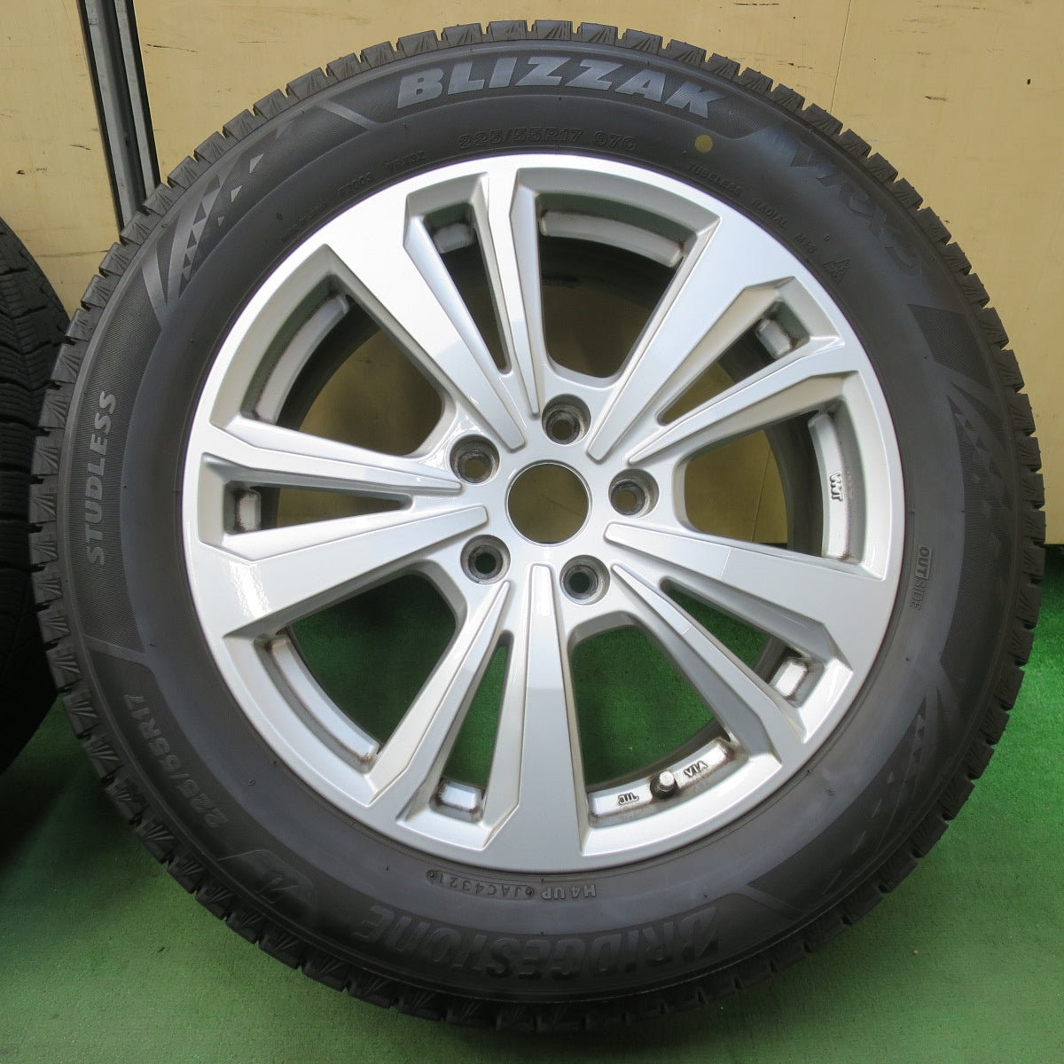 バリ溝！21年！9.5分★MINI ミニ 等 smartline 365 225/55R17 スタッドレス ブリヂストン ブリザック VRX3 スマートライン 17インチ PCD112/5H★5110901IMス