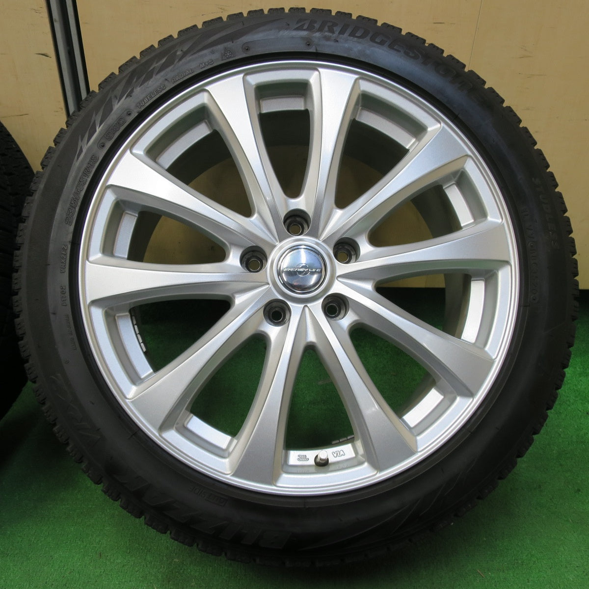 *送料無料* キレイ！20年★スタッドレス 235/45R18 ブリヂストン ブリザック VRX2 ENERGY LiNE エナジーライン PCD114.3/5H★4062204イス