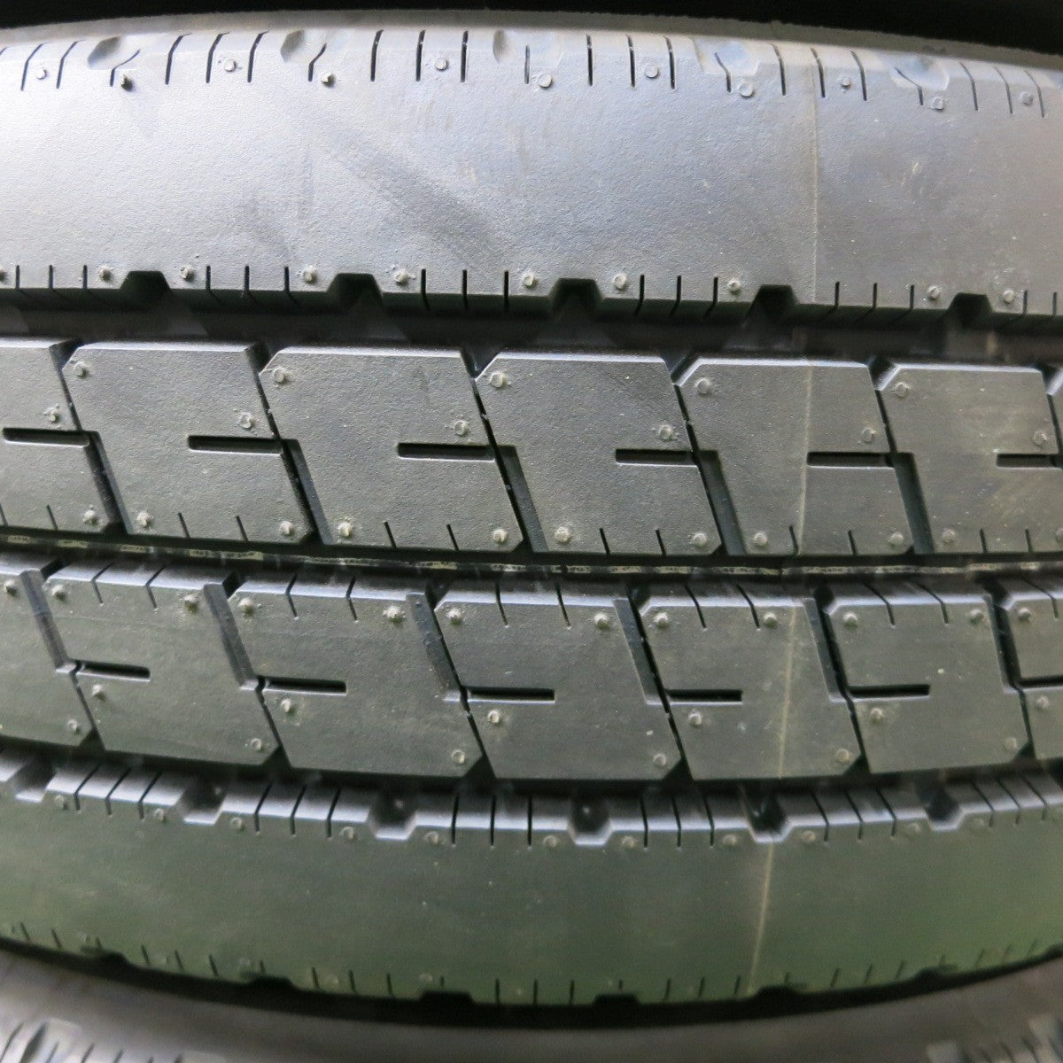 [送料無料] タイヤ未使用！24年★トラック タイヤ 205/70R16 111/109N ブリヂストン デュラビス R207 TOPY スチール 16インチ DURAVIS PCD203.2/5H★5030801ナノ