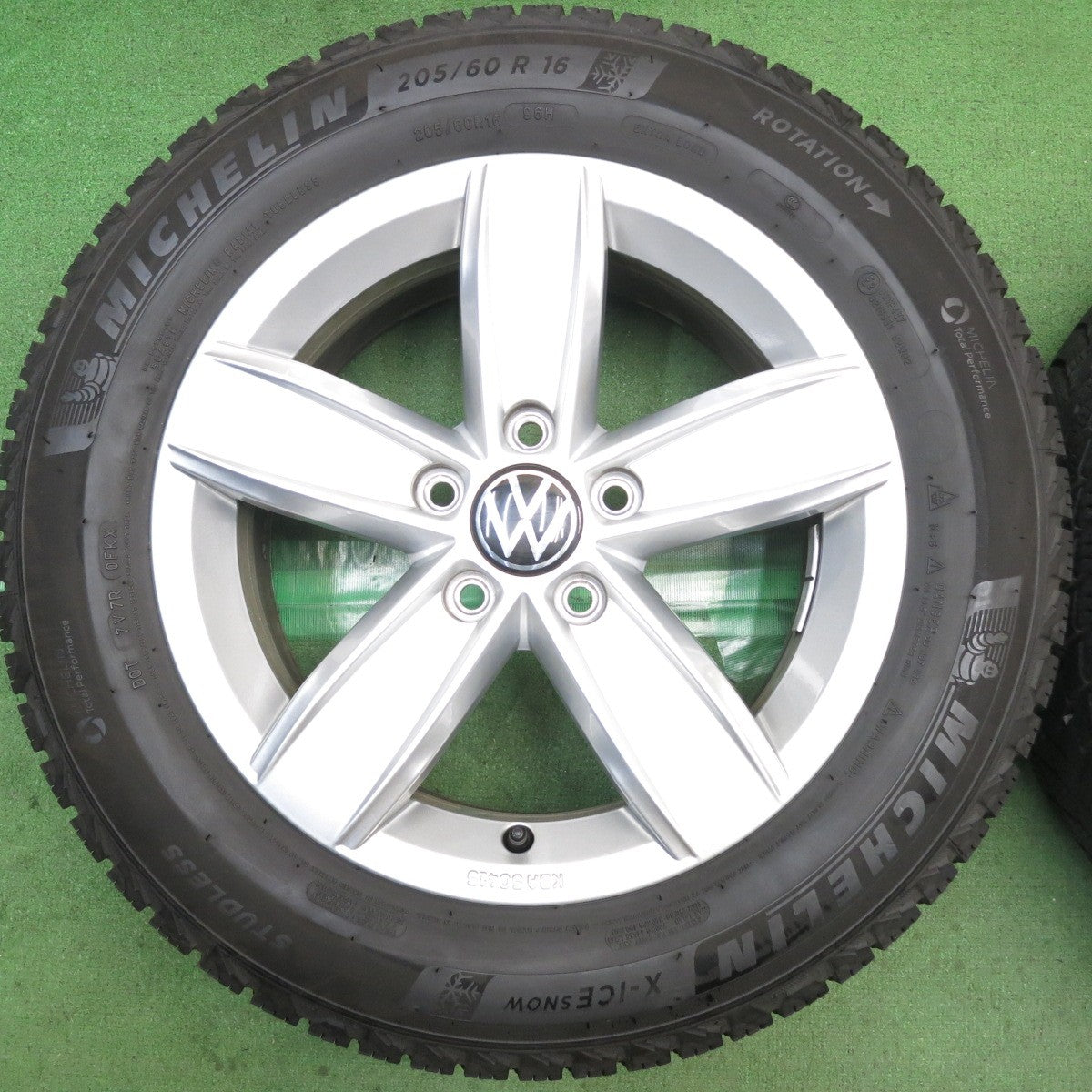バリ溝！22年！キレイ！9.5分◎ワーゲン T-Roc 純正 205/60R16 スタッドレス ミシュラン X-ICE SNOW 16インチ PCD112/5H◎6091205HAス