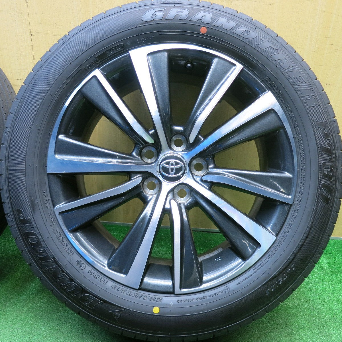 バリ溝！23年！キレイ！9.5分★トヨタ 80系 ハリアー Gグレード 純正 225/60R18 ダンロップ グラントレック PT30 18インチ PCD114.3/5H★6011702HAノ