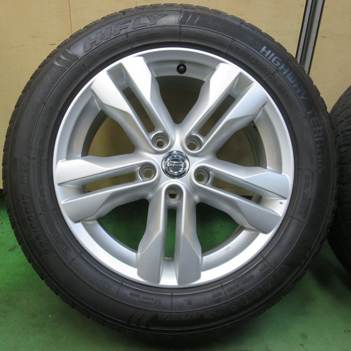 キレイ★日産 T31 エクストレイル 純正 225/60R17 ハイフライ VIGOROUS HT601 HIGHWAY TERRAIN 17インチ PCD114.3/5H★6021111イノ
