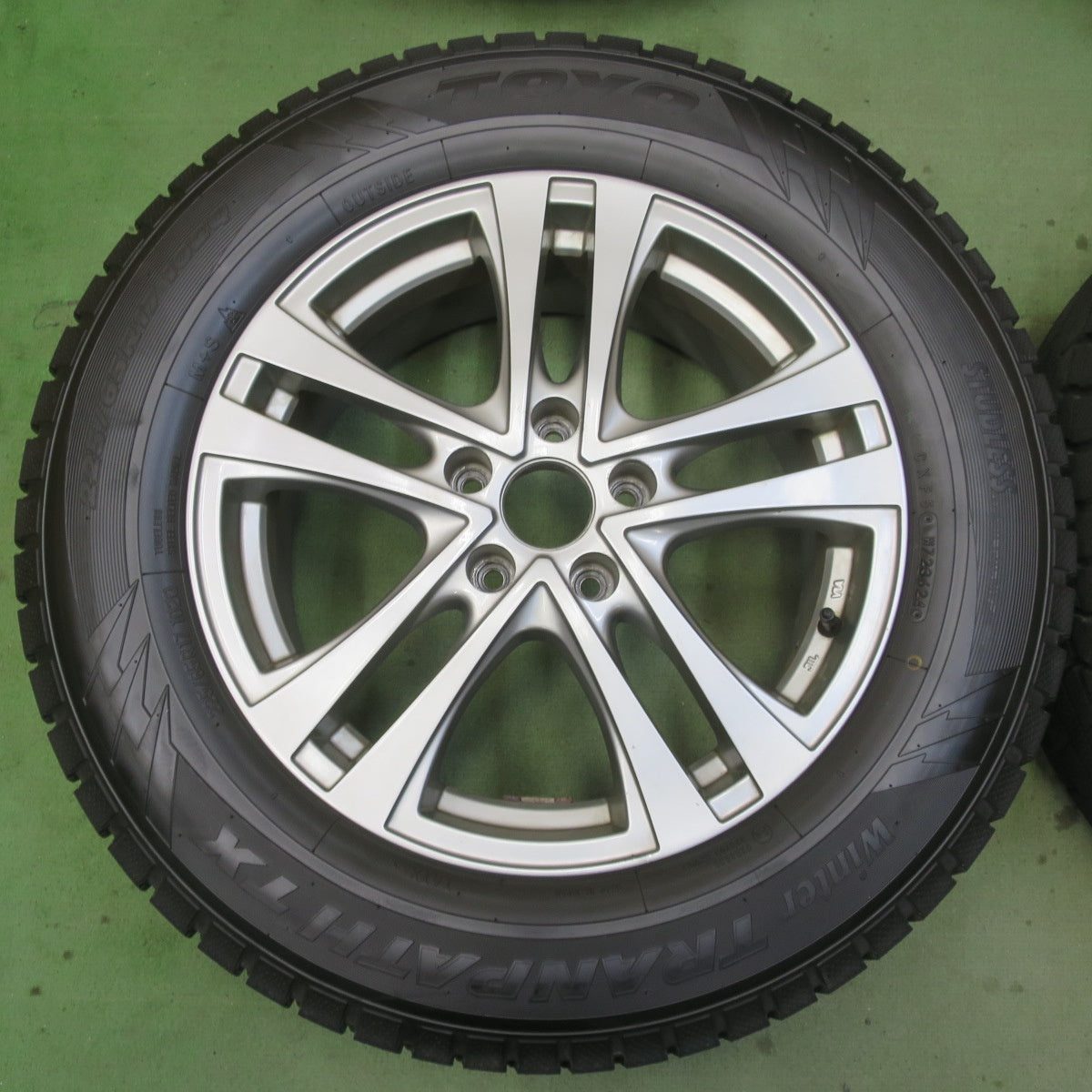 バリ溝！24年！9.5分以上◎スタッドレス 225/65R17 トーヨー ウインター トランパス TX 社外 アルミ 17インチ PCD114.3/5H◎6090907イス