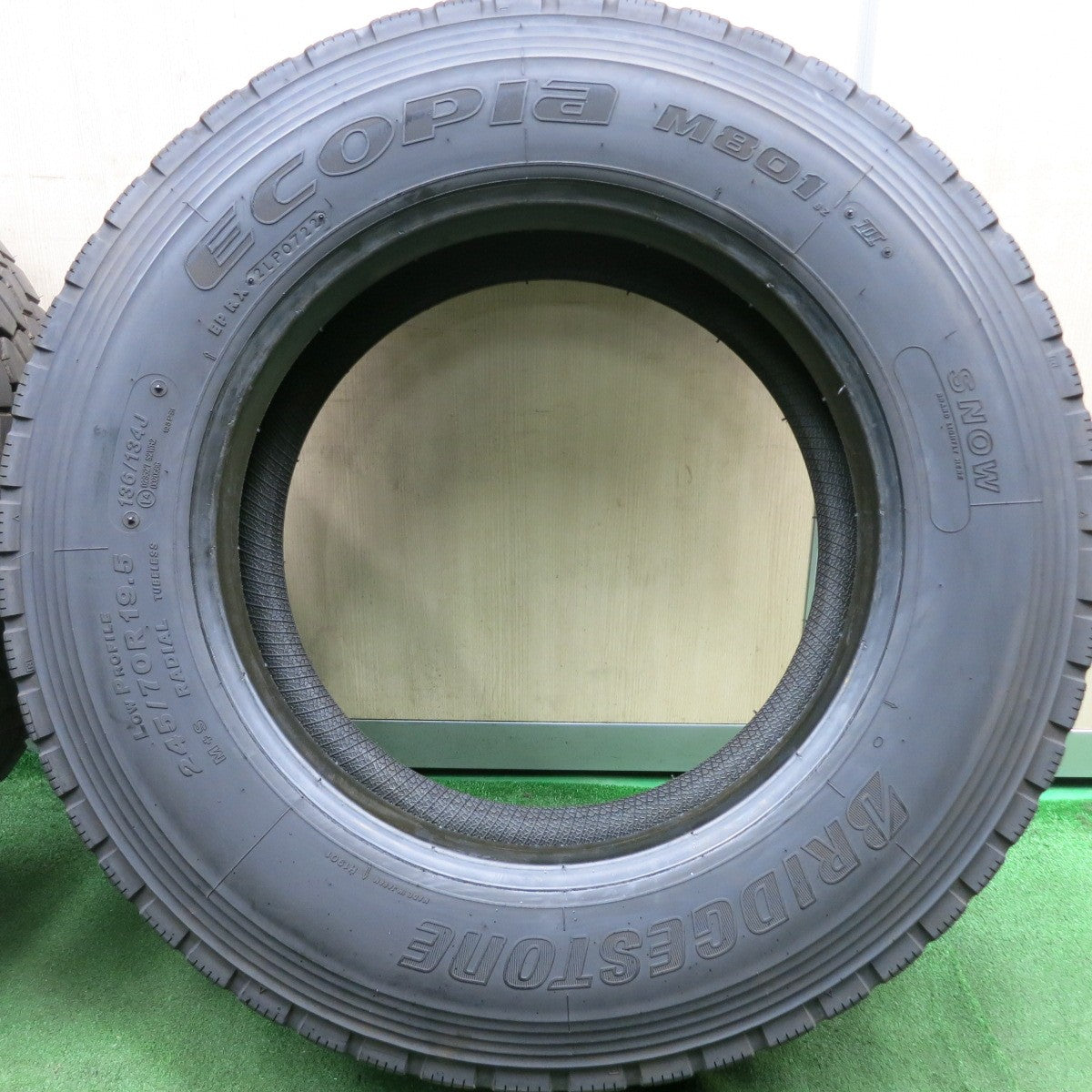 *送料無料* バリ溝！22年！9.5分★トラック タイヤ 245/70R19.5 136/134J ブリヂストン エコピア M801Ⅱ ミックス 19.5インチ★4071003HAノタ
