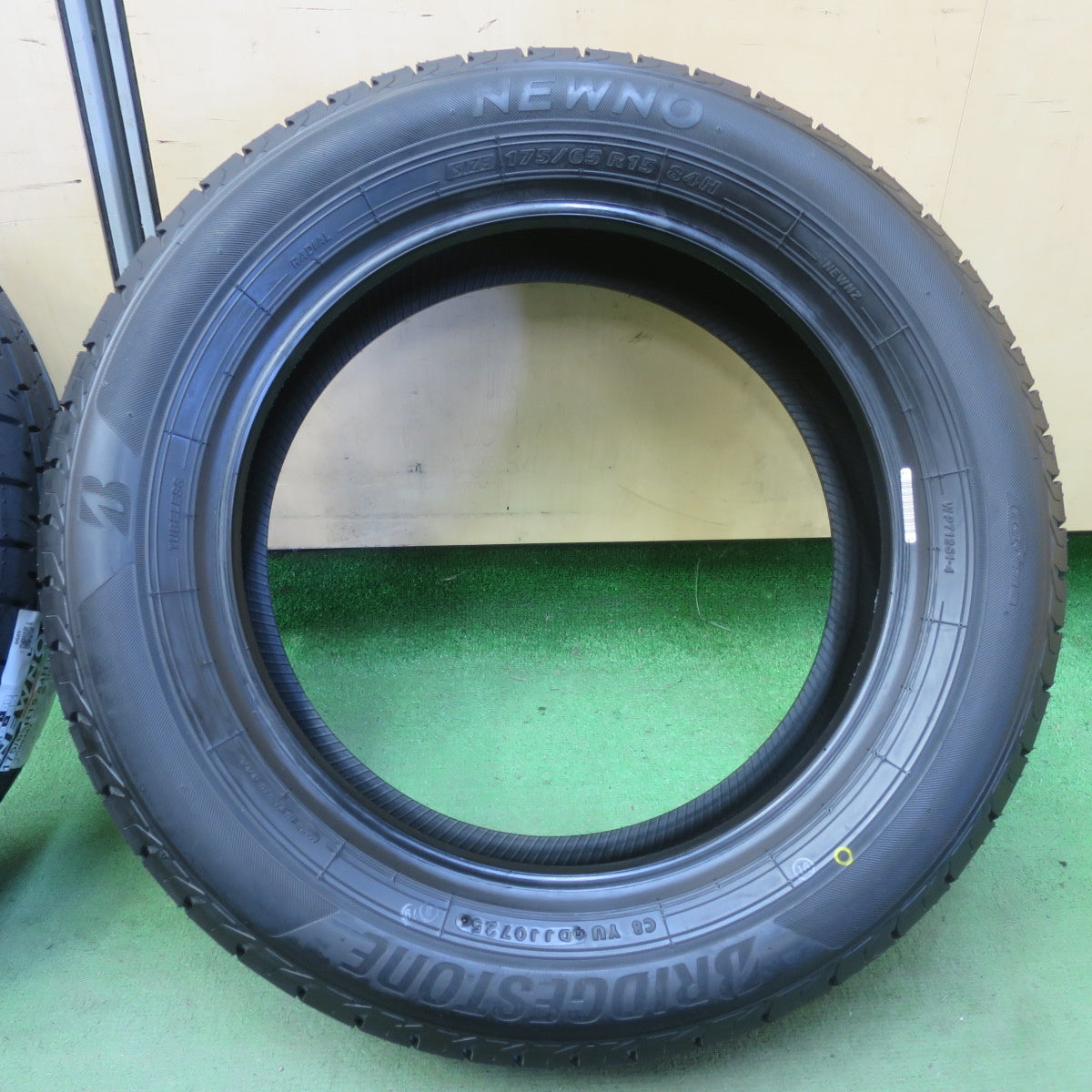 未使用！25年★175/65R15 ブリヂストン NEWNO ニューノ 15インチ タイヤ アクア ヴィッツ スペイド キューブ 等★6051508イノタ