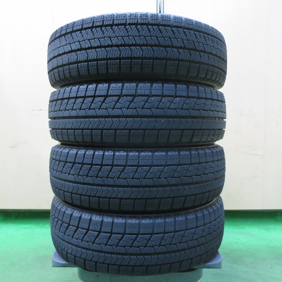 [送料無料] バリ溝！9.5分以上★スタッドレス 155/65R13 ブリヂストン ブリザック VRX NIRVANA NV ニルバーナ 13インチ PCD100/4H★4110812イス