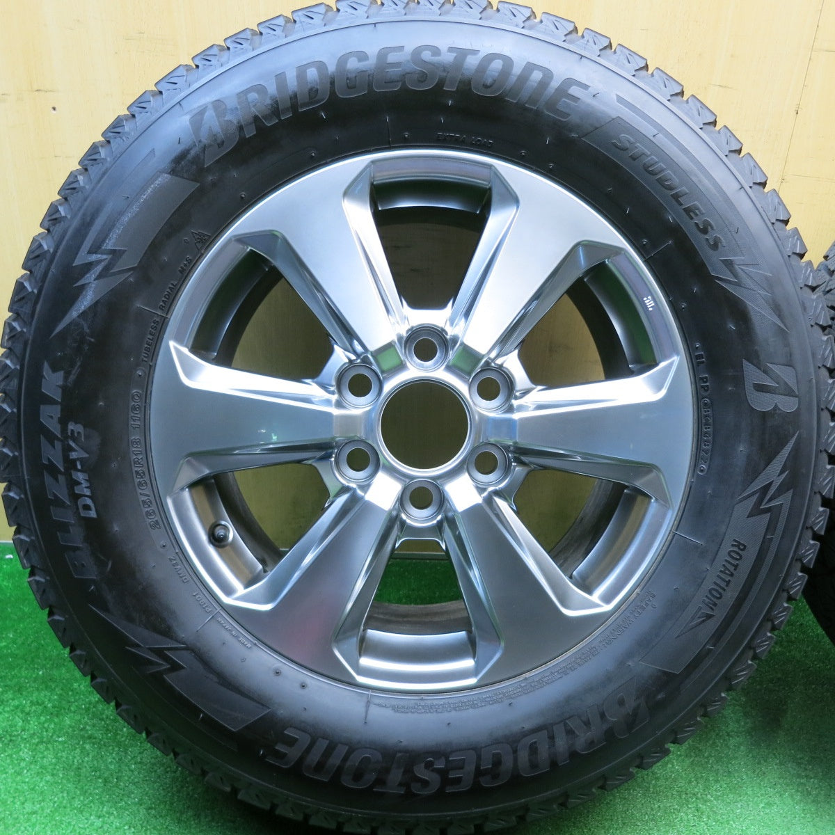 バリ溝！22年！キレイ！9.5分★トヨタ ランクル 300 純正 265/65R18 スタッドレス ブリヂストン ブリザック DM-V3 18インチ PCD139.7/6H★5112901HAス