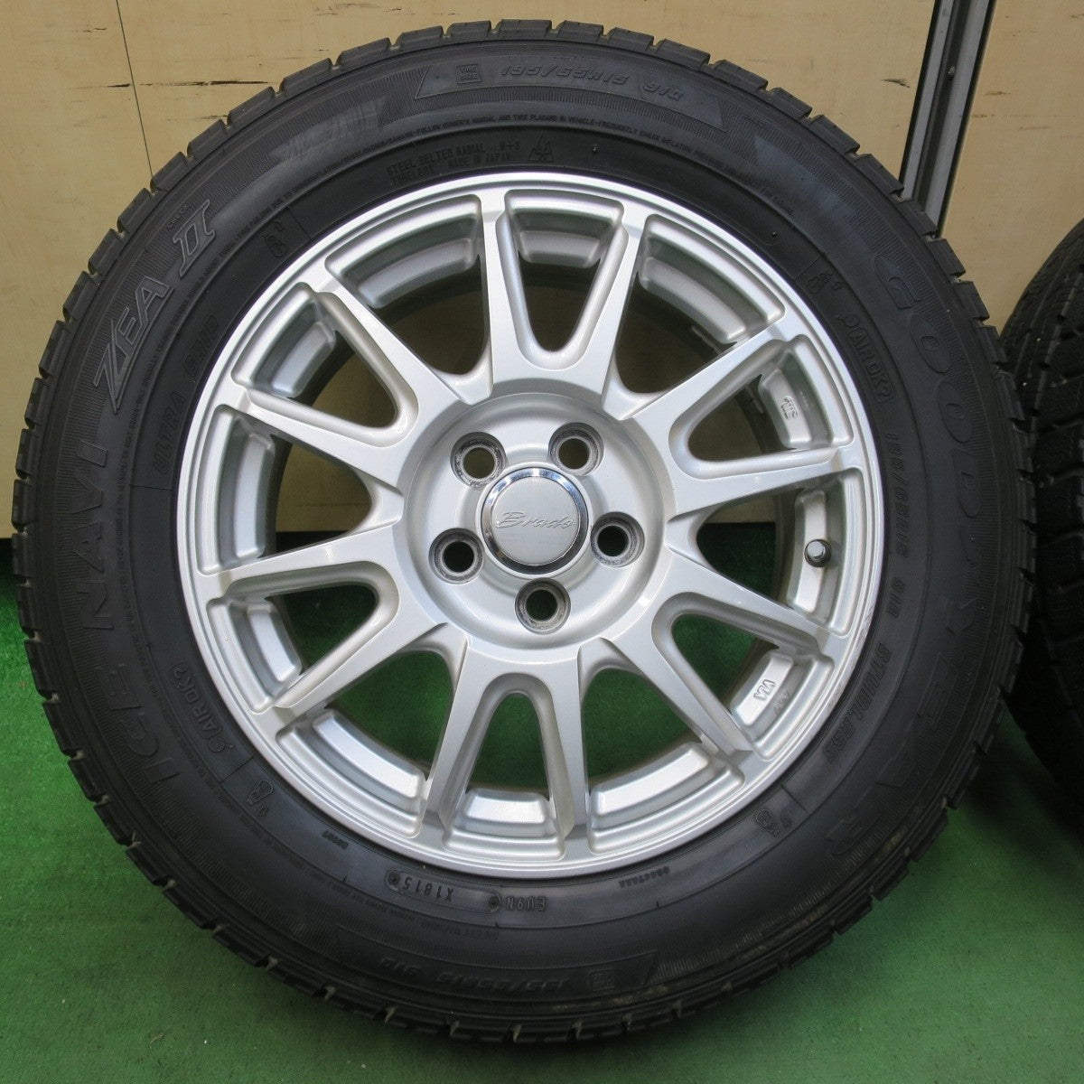キレイ！8.5分★195/65R15 スタッドレス グッドイヤー アイスナビ ZEA2 Brade 15インチ PCD100/5H★5032613イス
