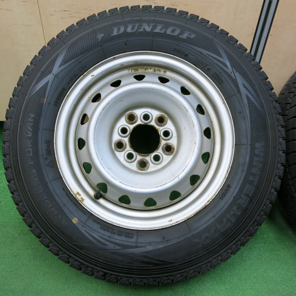*送料無料* バリ溝！9分★スタッドレス 175R14 8PR ダンロップ ウインターマックス SV01 スチール 14インチ PCD100 114.3/5H マルチ★4053106イス