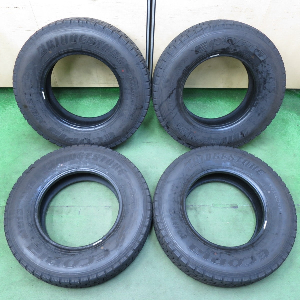 バリ溝！25年！9.5分★トラック タイヤ 205/85R16 117/115N ブリヂストン エコピア M812 ミックス オールシーズン 16インチ★5101002イスタ