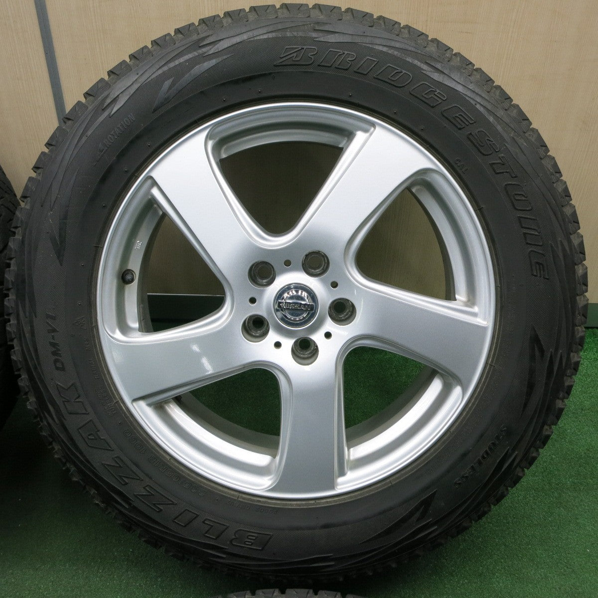 *送料無料* キレイ★日産 エクストレイル 純正 OP 235/65R18 スタッドレス ブリヂストン ブリザック DM-V1 PCD114.3/5H★4040305TNス
