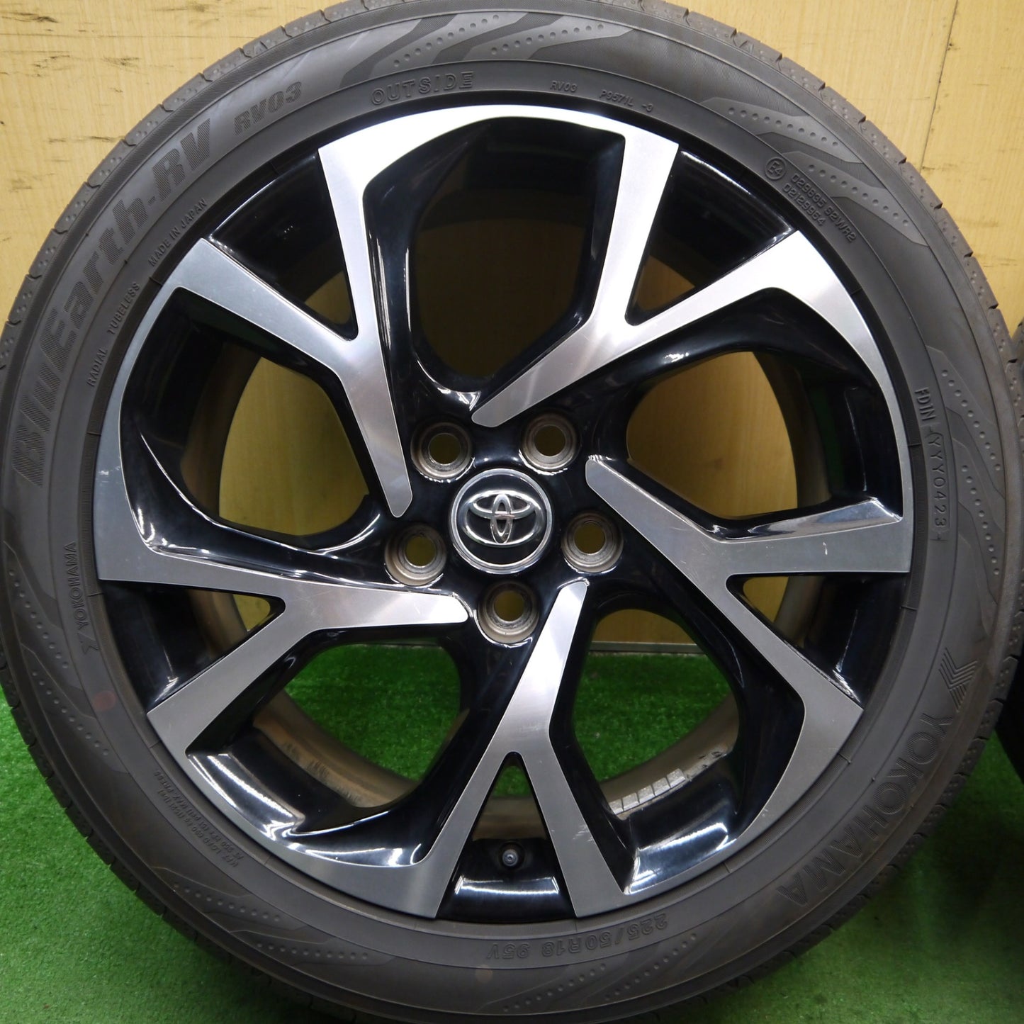 バリ溝！23年！9.5分★トヨタ CH-R 純正 225/50R18 ヨコハマ BluEarth-RV RV03 18インチ CHR PCD114.3/5H★5072802Hノ
