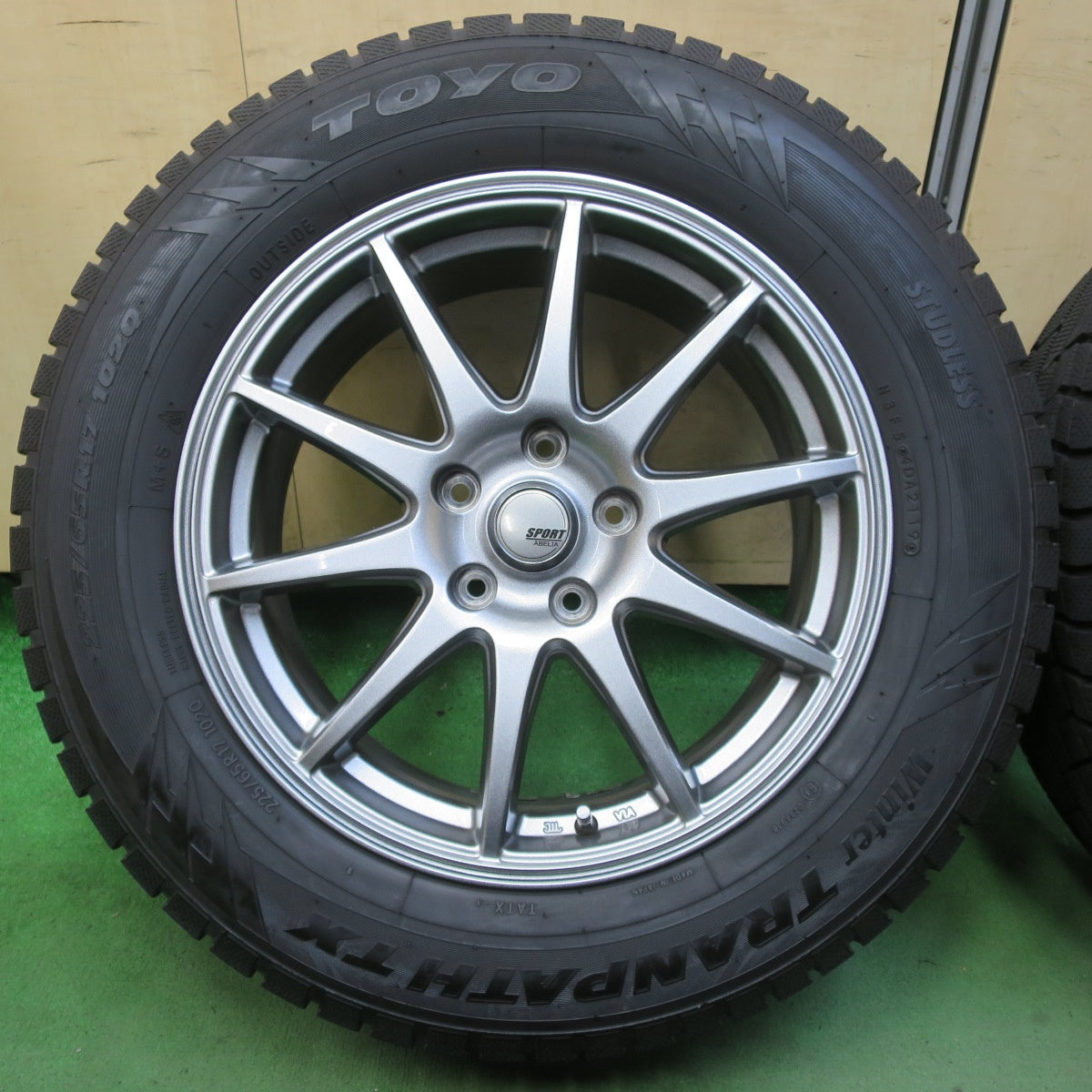 超バリ溝！キレイ！9.5分以上★スタッドレス 225/65R17 トーヨー ウインター トランパス TX SPORT ABELIA スポルト アベリア 17インチ PCD114.3/5H★5072507イス
