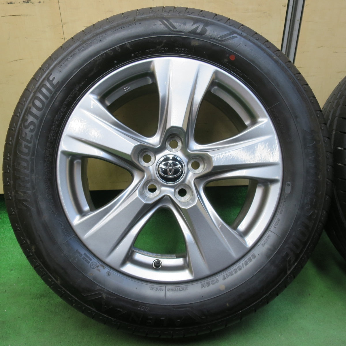 [送料無料] 新車外し！22年★トヨタ 80系 ハリアー 純正 225/65R17 ブリヂストン アレンザ 001 17インチ PCD114.3/5H★5031010イノ