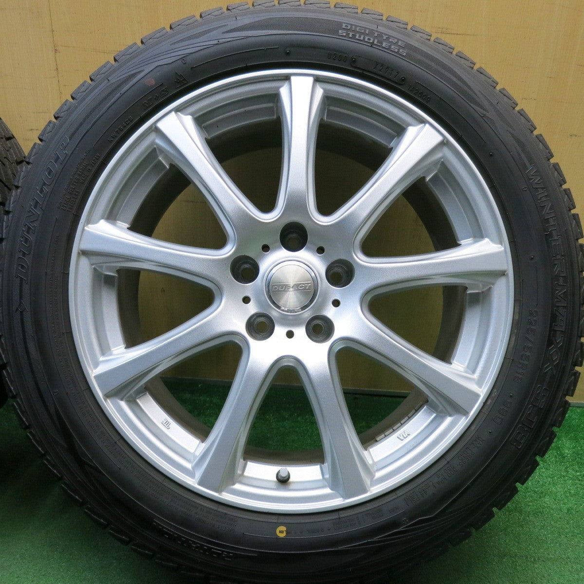 バリ溝！キレイ！9.5分以上★スタッドレス 225/55R18 ダンロップ ウインターマックス SJ8 DUFACT デュファクト 18インチ PCD114.3/5H★6041209HAス