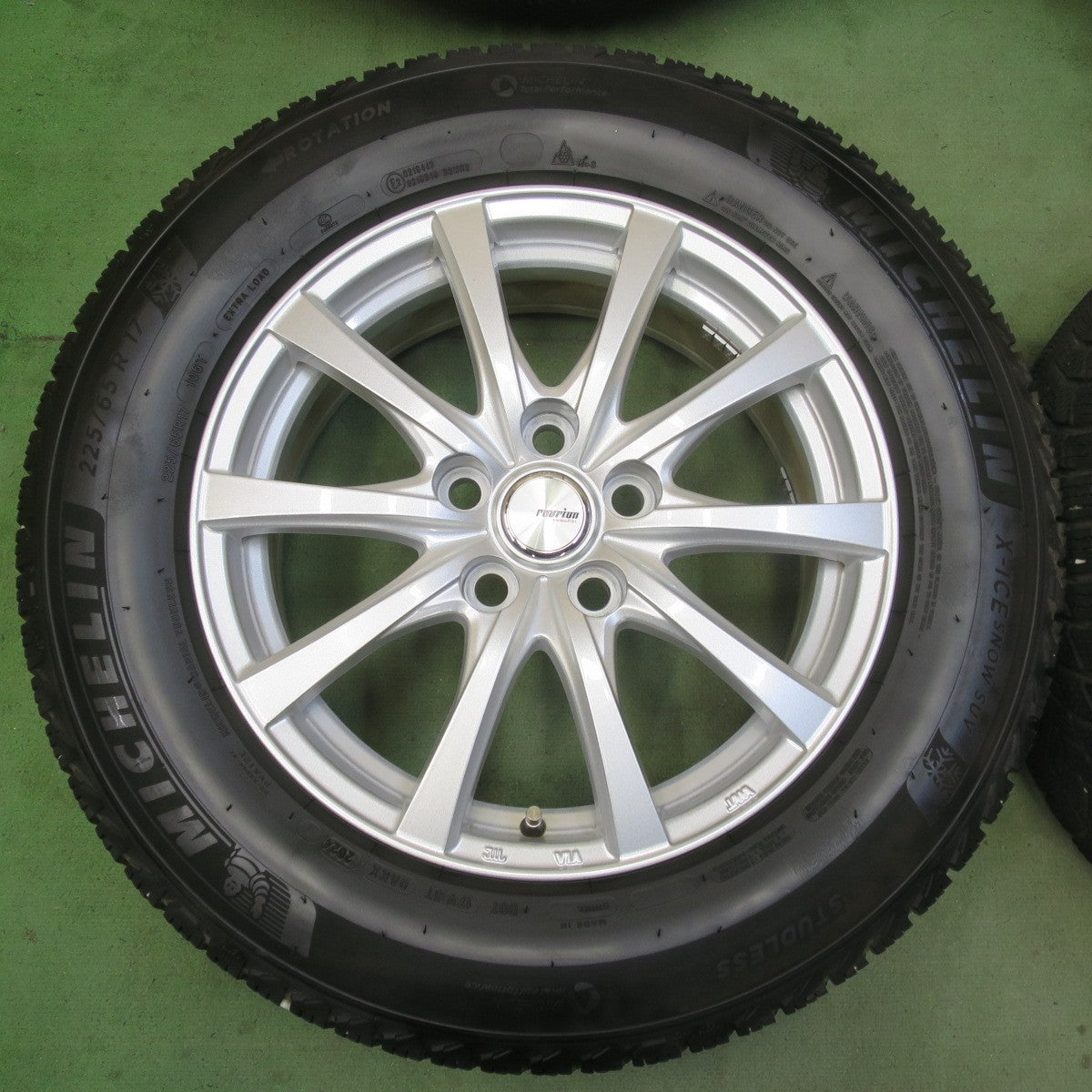 バリ溝！24年！キレイ！9分◎40系 アルファード 等 225/65R17 スタッドレス ミシュラン X-ICE SNOW SUV ravrion RS01 ラブリオン 17インチ PCD120/5H◎6071411イス
