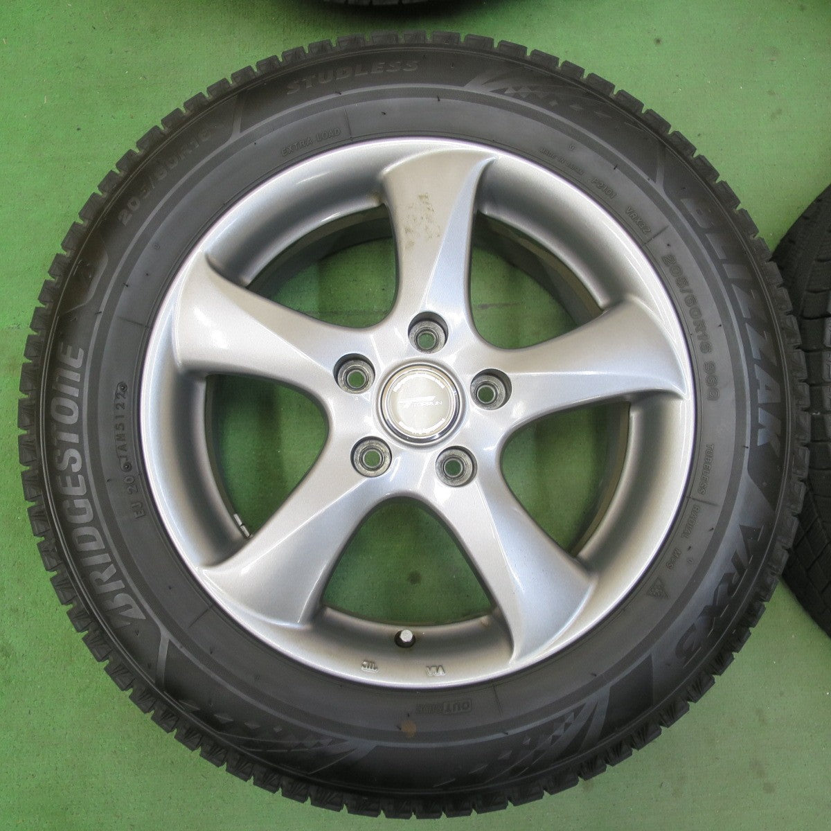 バリ溝！22年！9.5分★スタッドレス 205/60R16 ブリヂストン ブリザック VRX3 TOPRUN トップラン 16インチ PCD114.3/5H★5070603イス