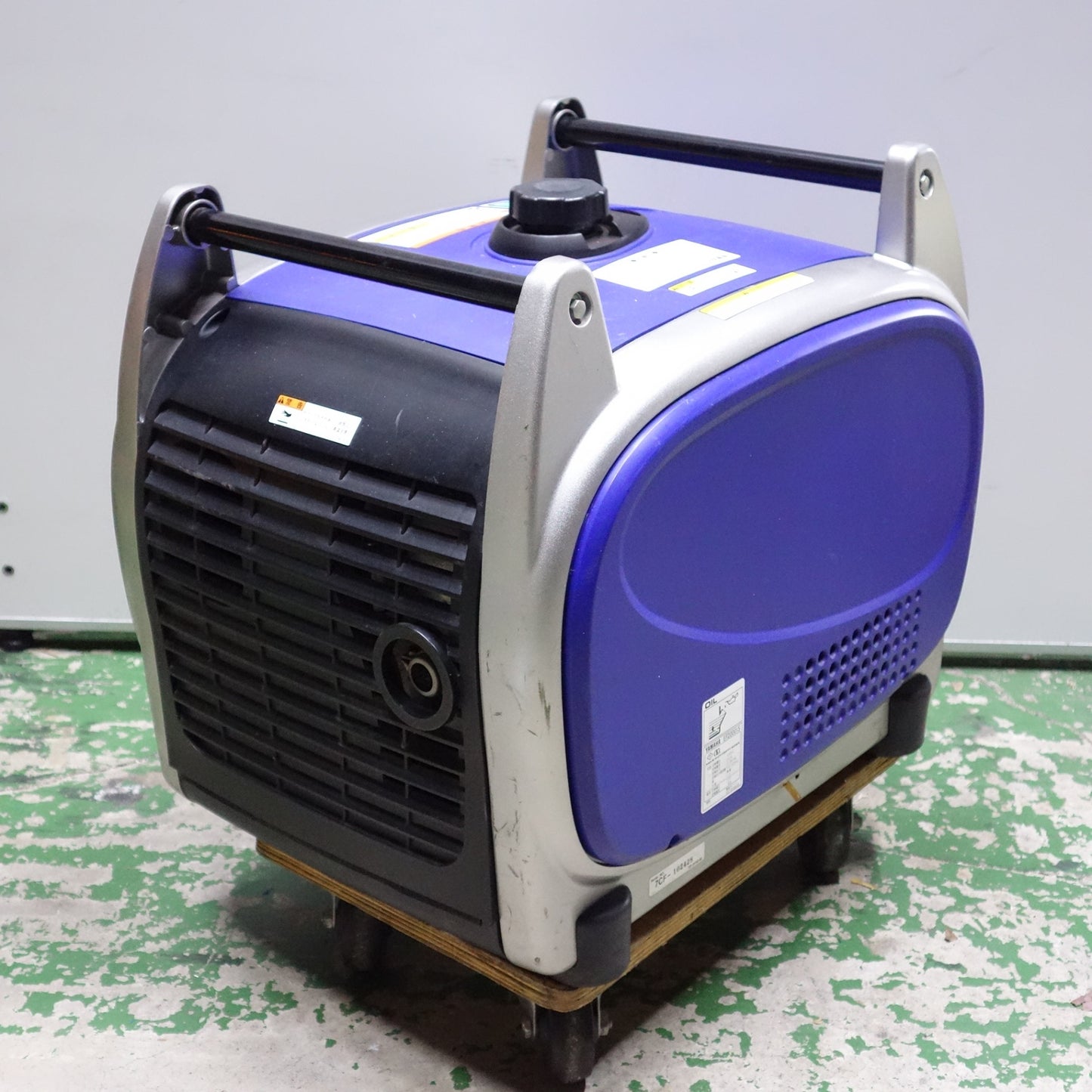 [送料無料] キレイ!付属品付き◆ヤマハ  防音型 インバーター 発電機 ガソリン式 EF2000iS 100V 20A 2.0kVA 50/60Hz 12V 8A◆