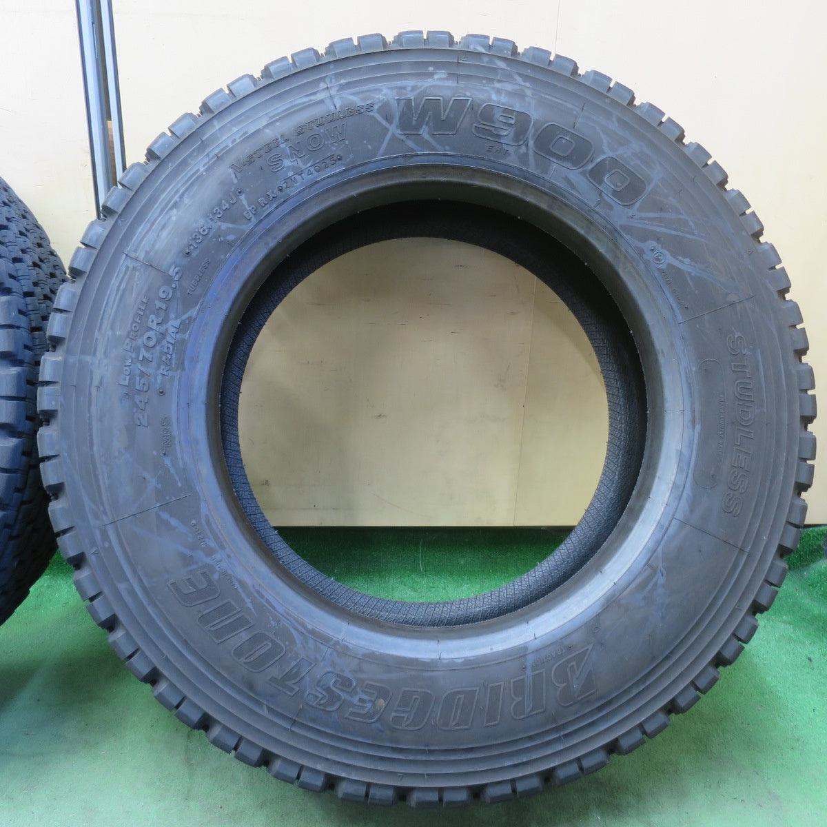 バリ溝！25年！8.5分★トラック タイヤ 245/70R19.5 136/134J スタッドレス ブリヂストン W900 19.5インチ★6050514イスタ