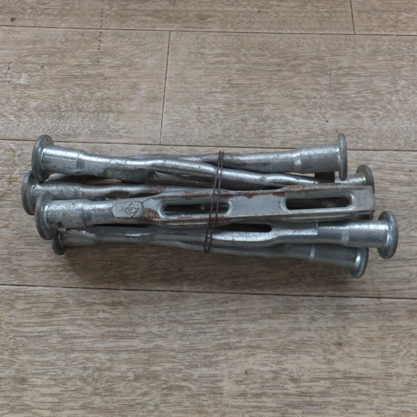 [送料無料] 岐阜発★くさび式 フォームタイ 2穴　約 250個 セット　長さ 約 16cm　メーカー 不明　ホームタイ ホンタイ★