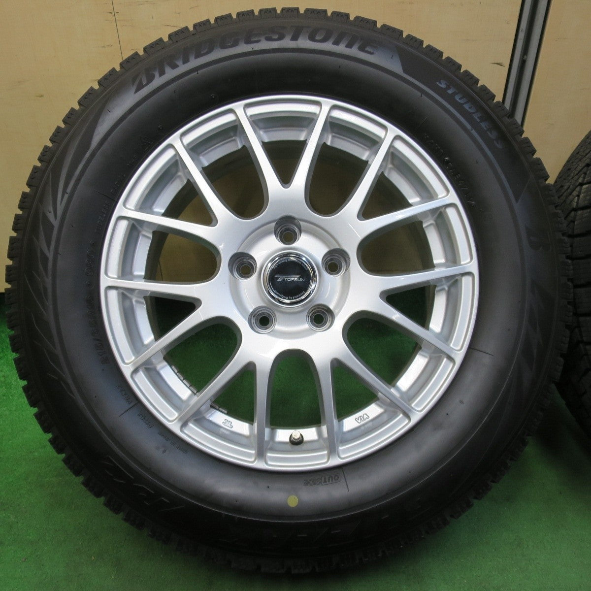 バリ溝！キレイ！8.5分★スタッドレス 215/65R16 ブリヂストン ブリザック VRX2 TOPRUN トップラン 16インチ PCD114.3/5H★4112206イス